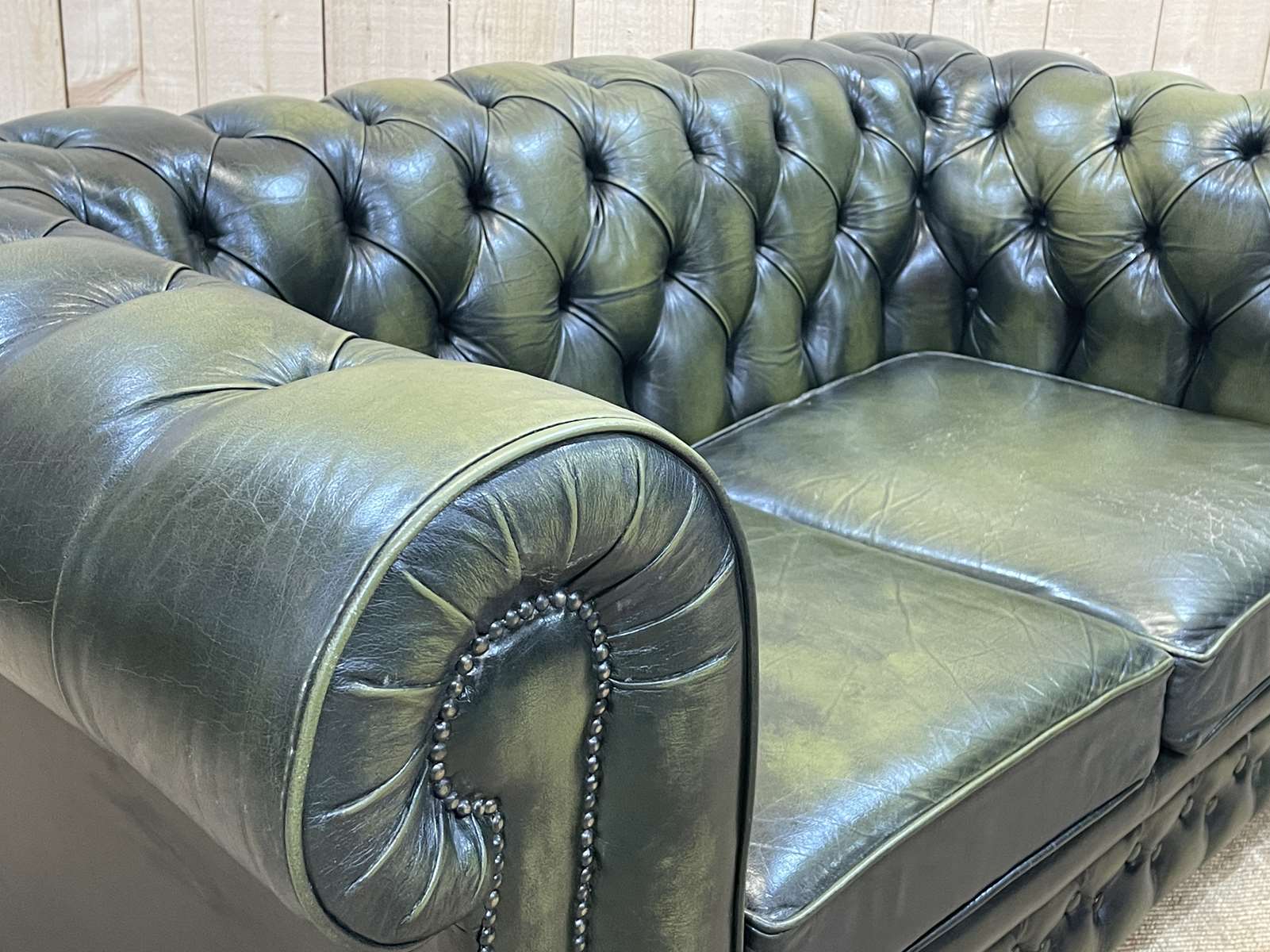 Chesterfield sofa in green leather 2 places from the 70s
