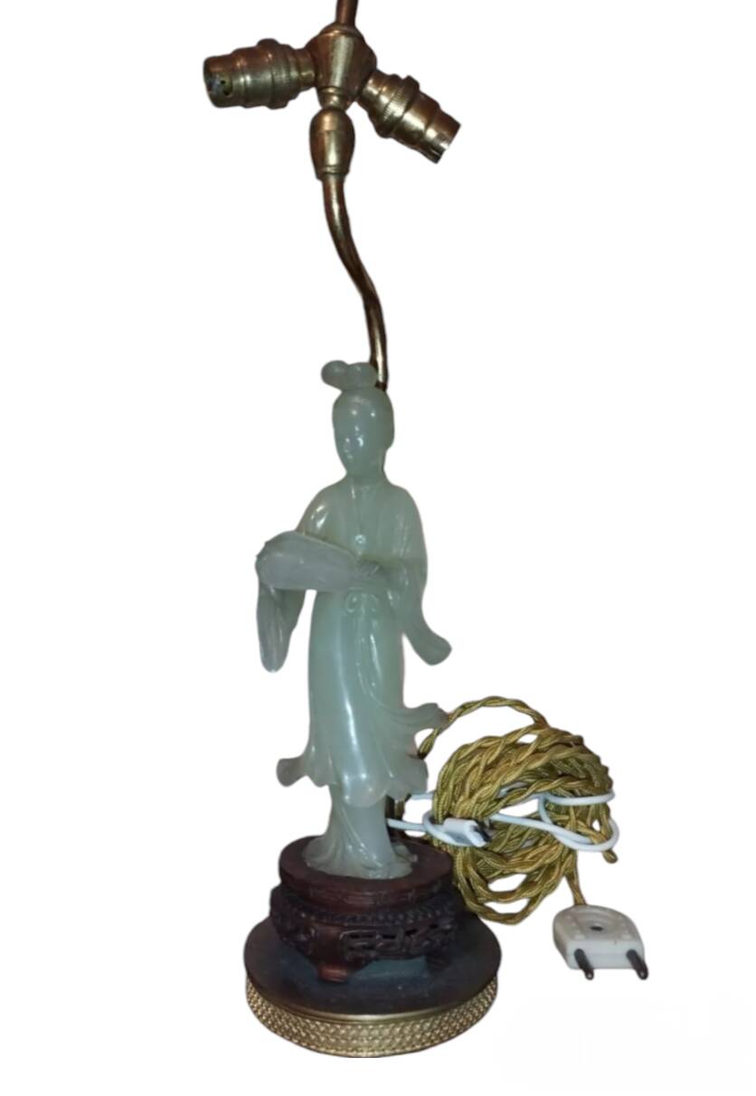 Sculpture chinoise en pierre montée en lampe.