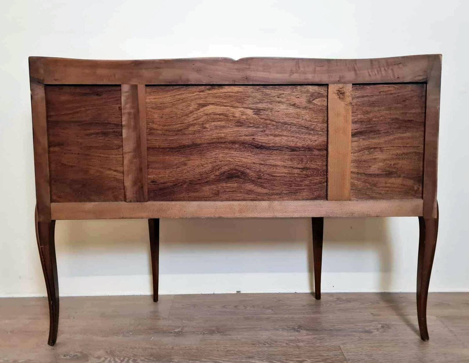 console serving model similar to the so-called “snack” table models