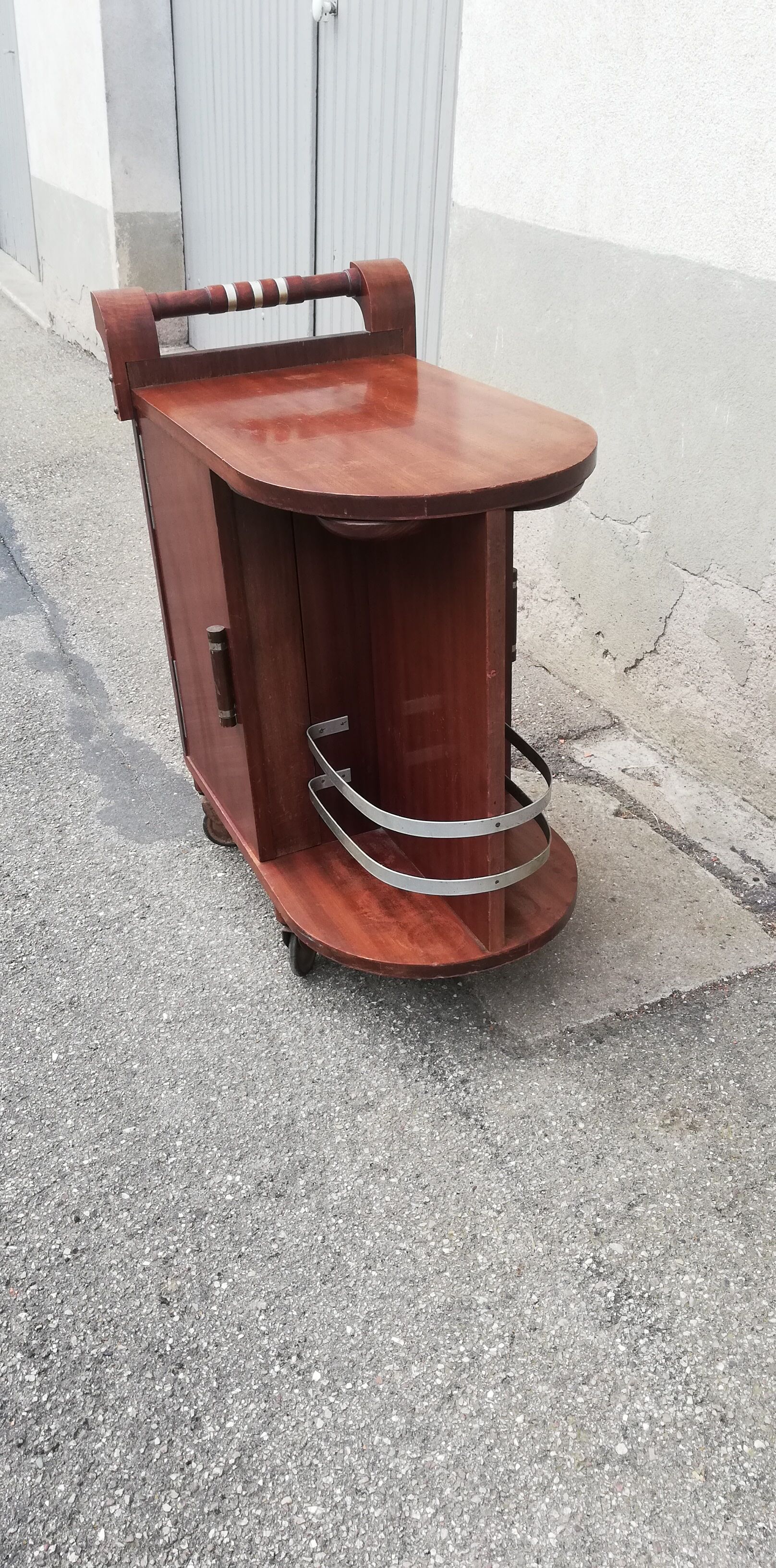 Bar on art deco wheels