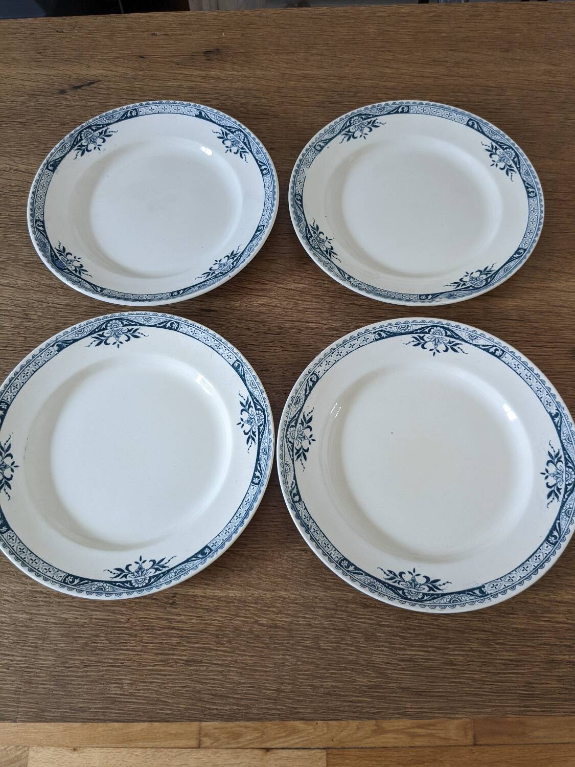 4 Lily Longchamp dinner plates