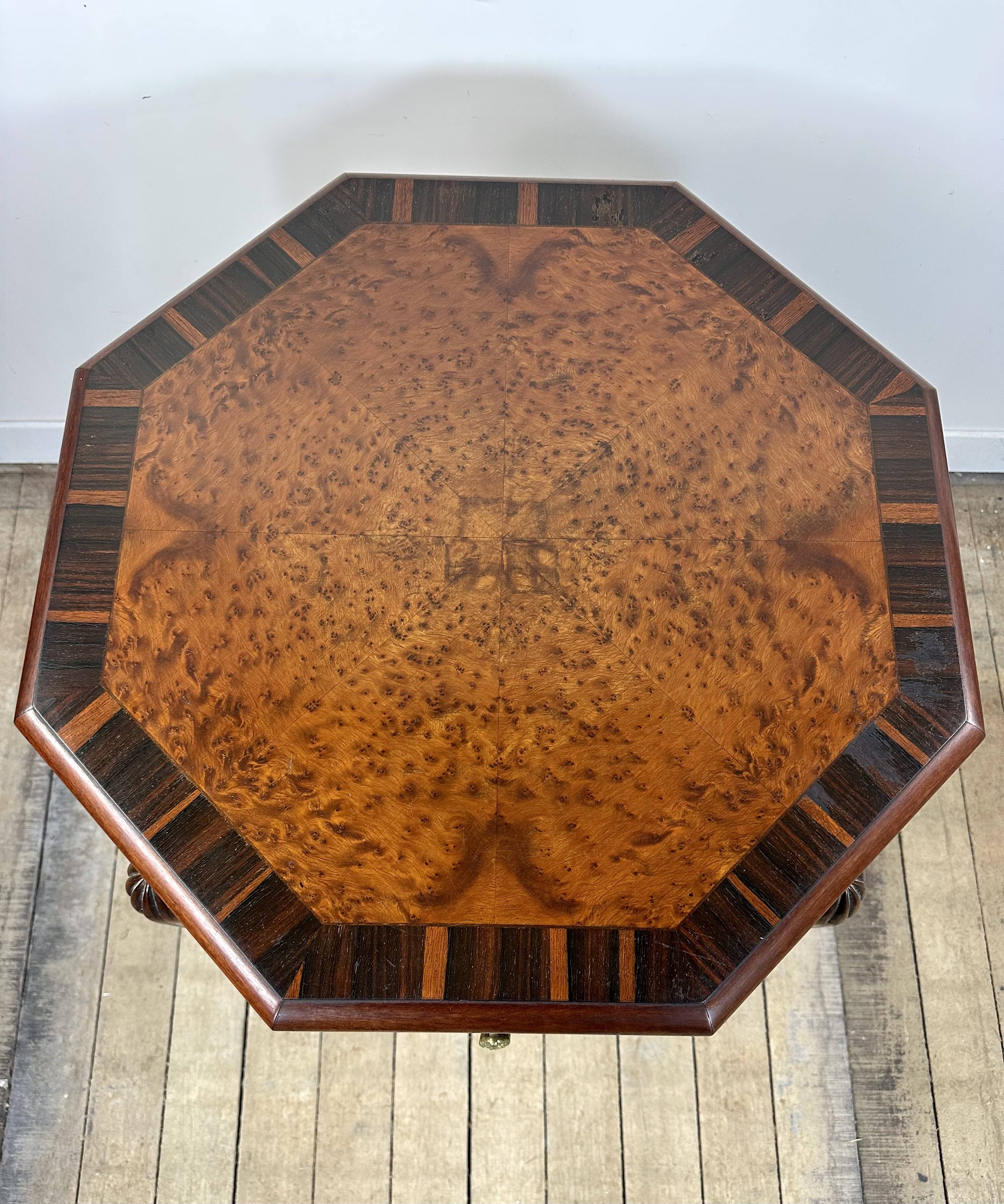 Art Deco gueridon in walnut burl marquetry, 1930.