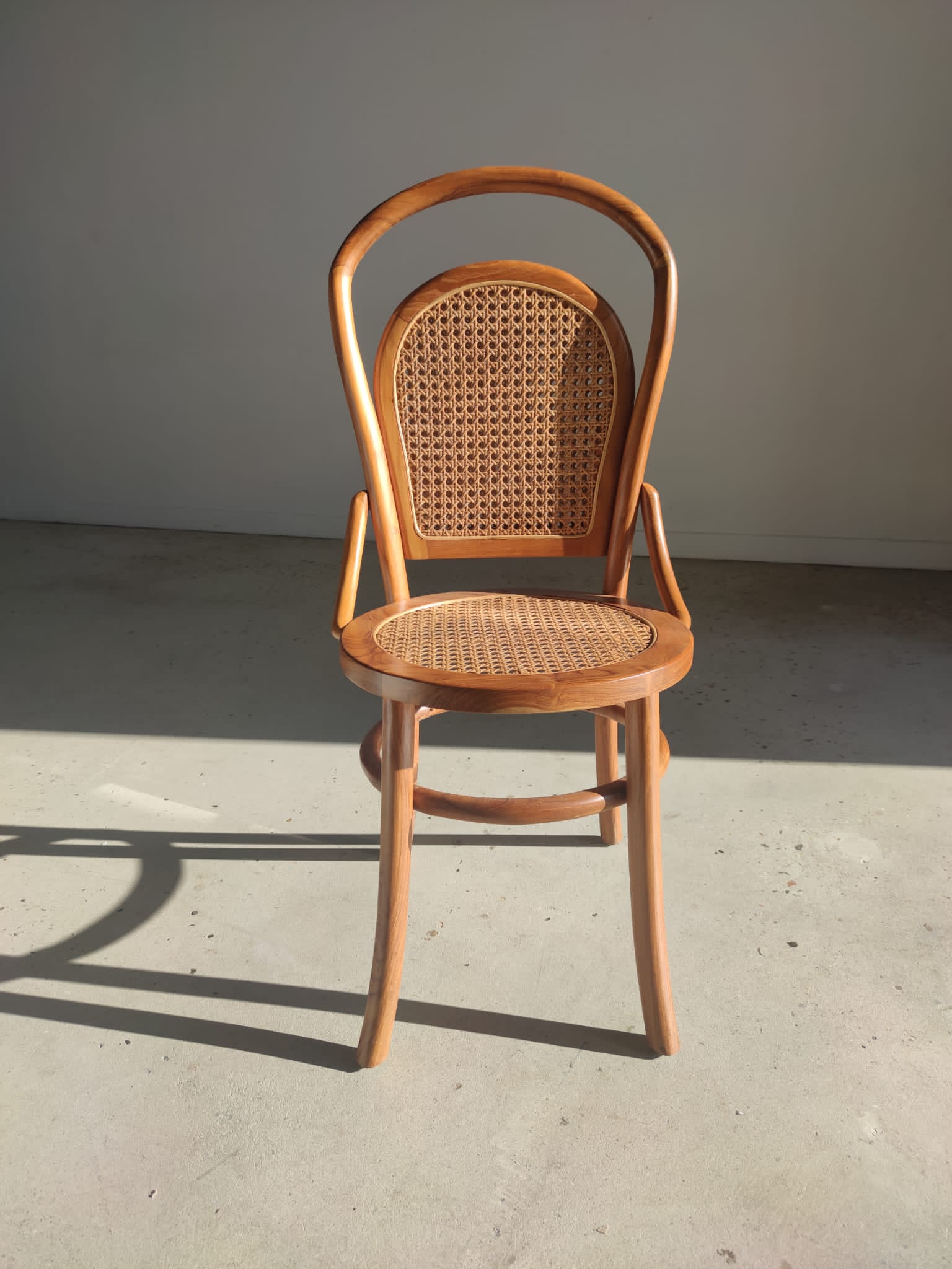 Chaise cannée en bois naturel