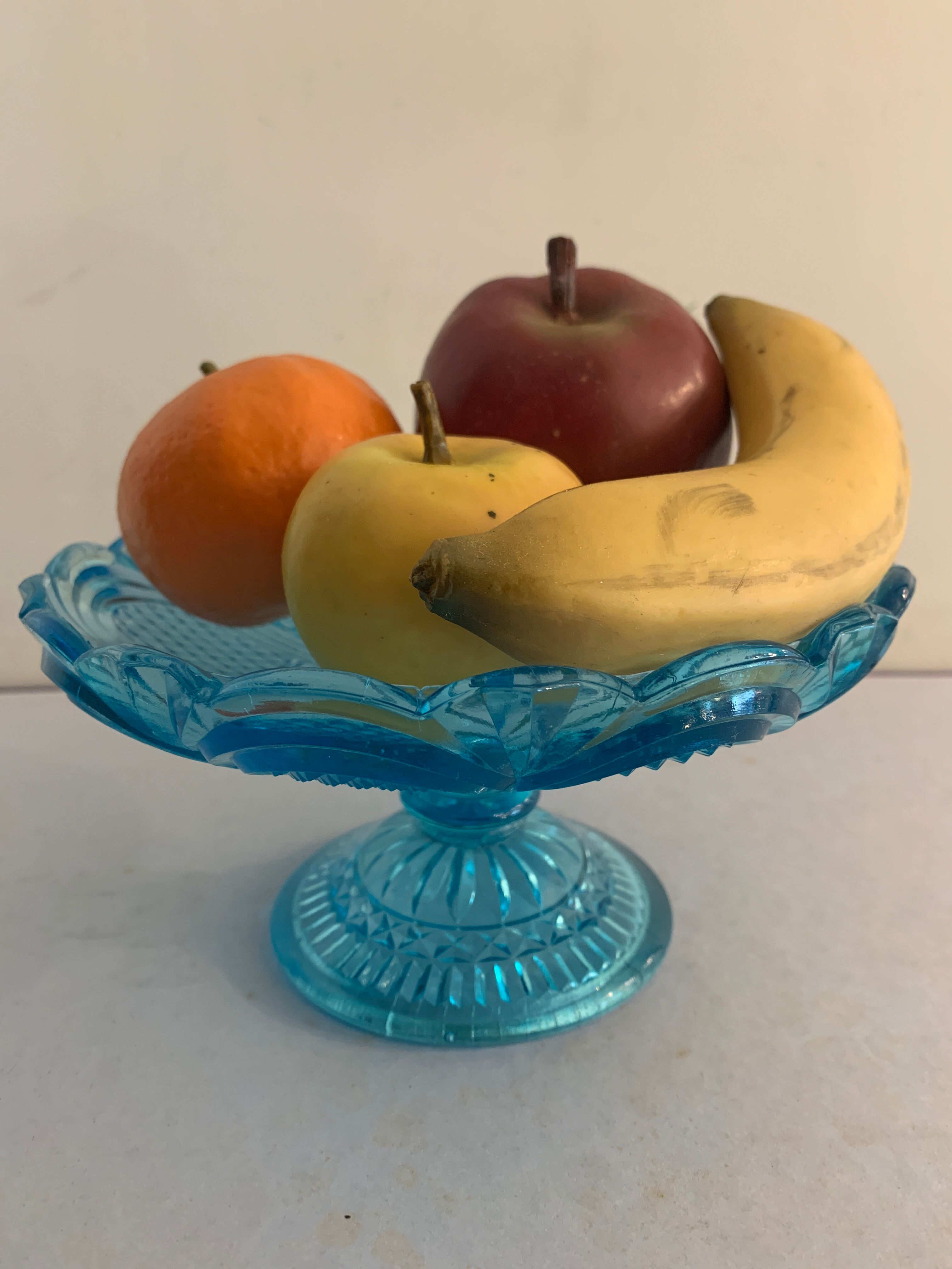 Fruit cup on blue-bubbled glass peder