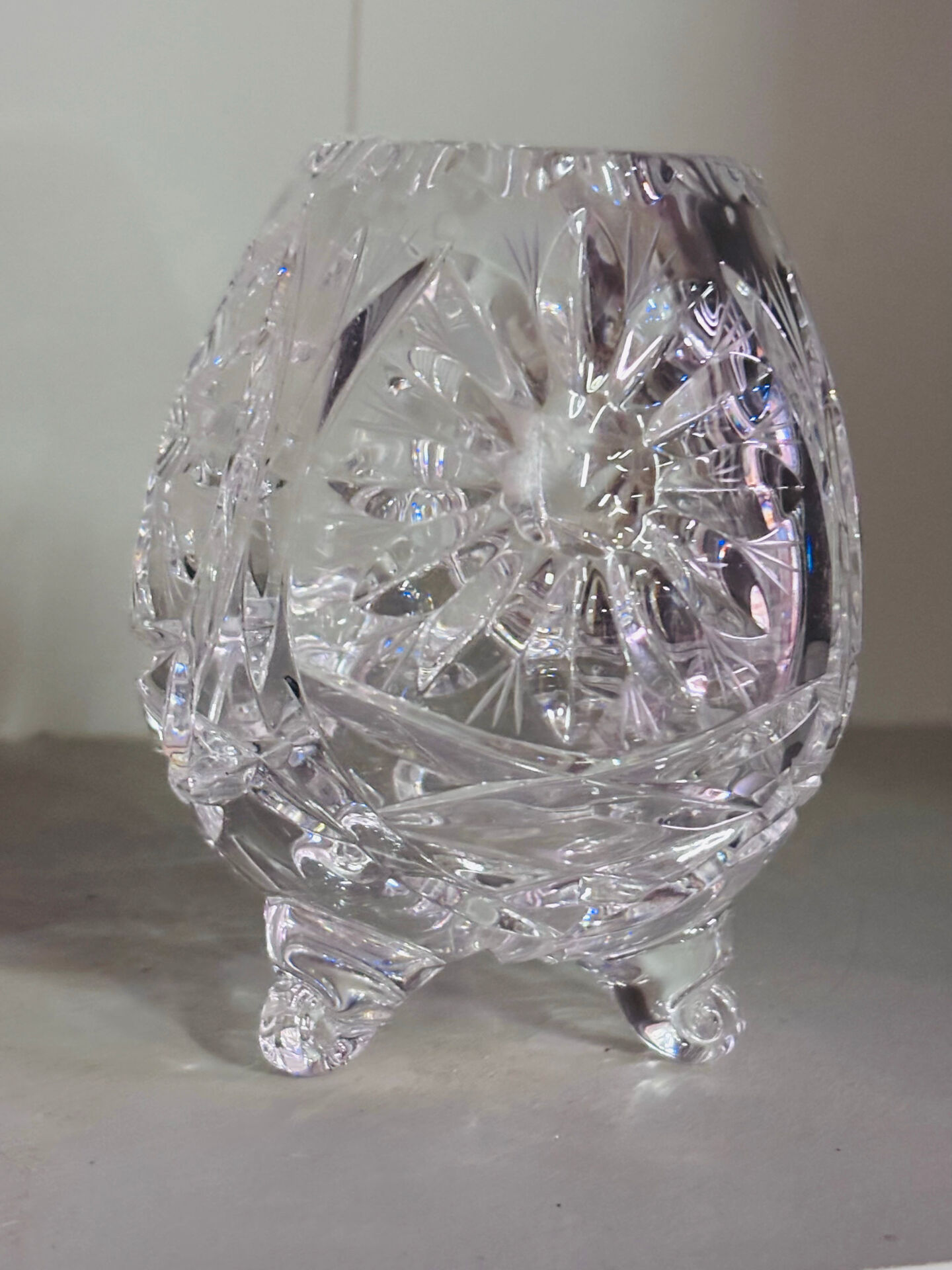 Vase tripodes en cristal en forme d’œuf .