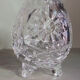 Vase tripodes en cristal en forme d’œuf .