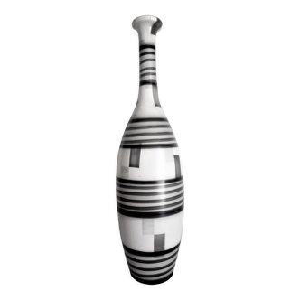 Vase en céramique motifs géométriques noirs et blancs