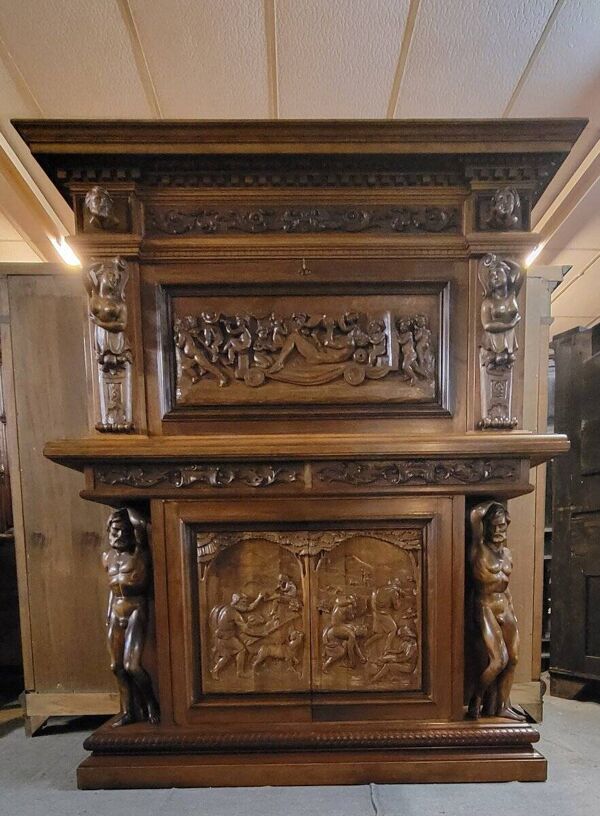 Meuble ancien en bois massif richement sculpté, de style Renaissance