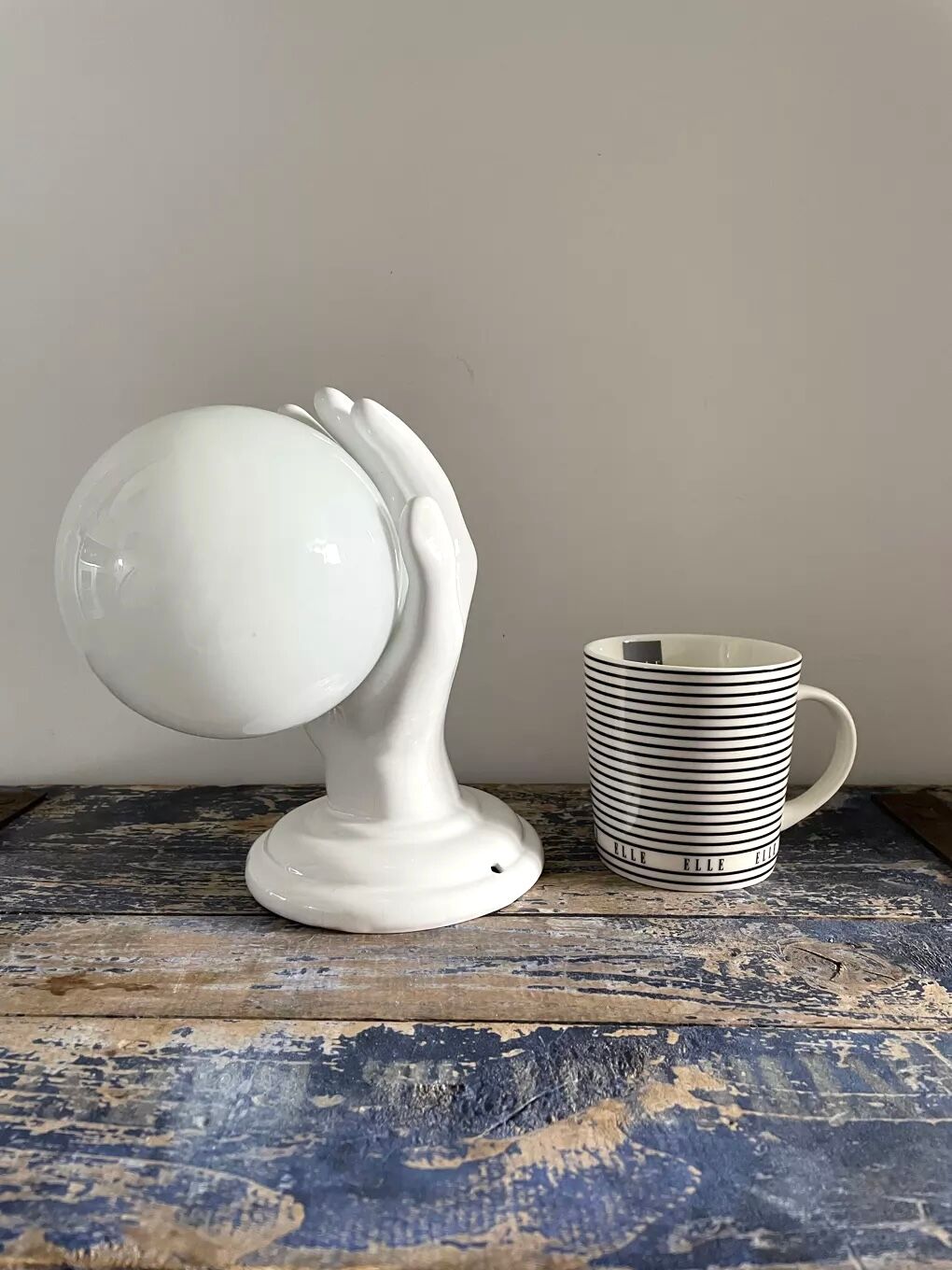 White hand ceramic wall lamp