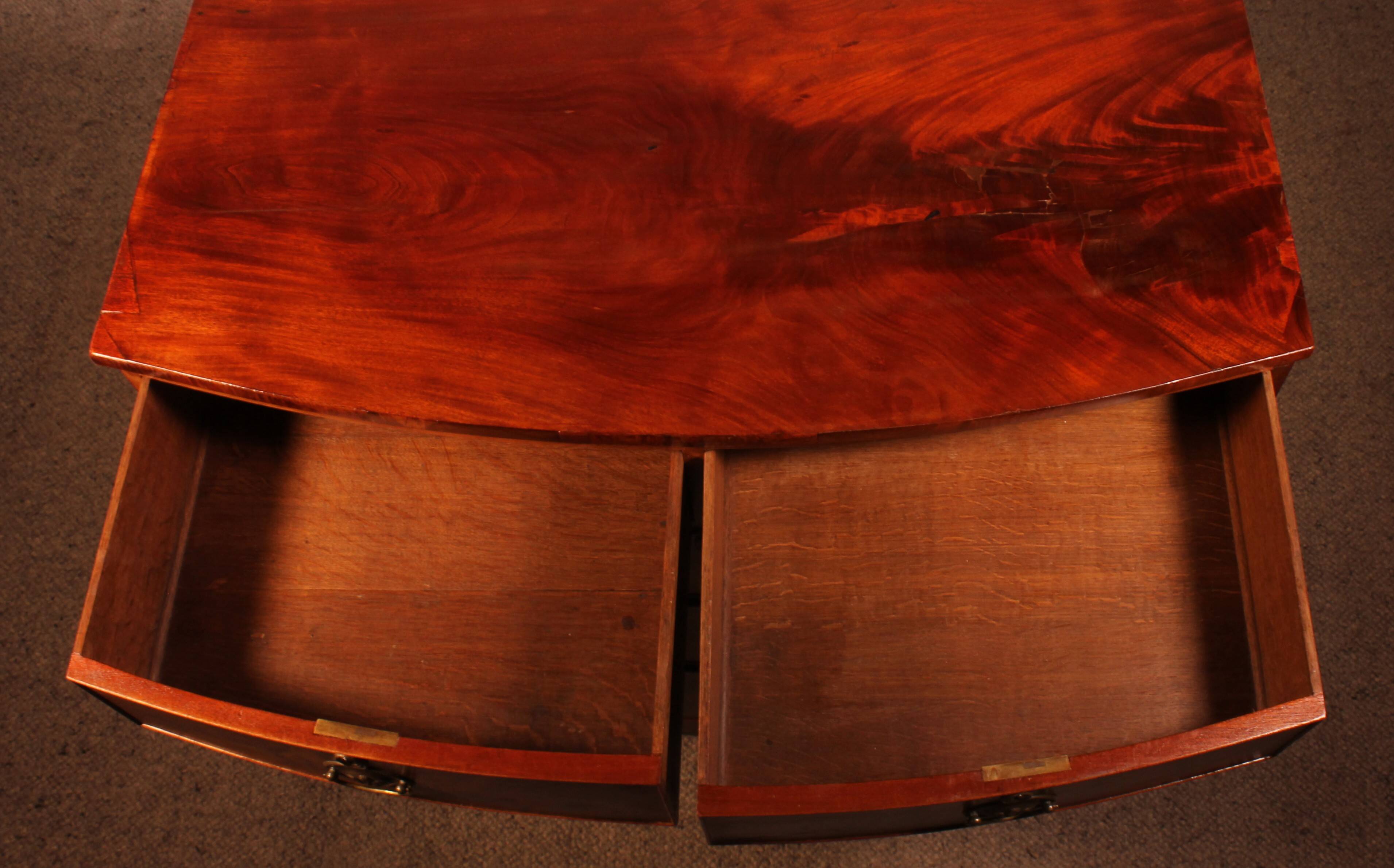 Bombé commode in mahogany from the early 19th century.