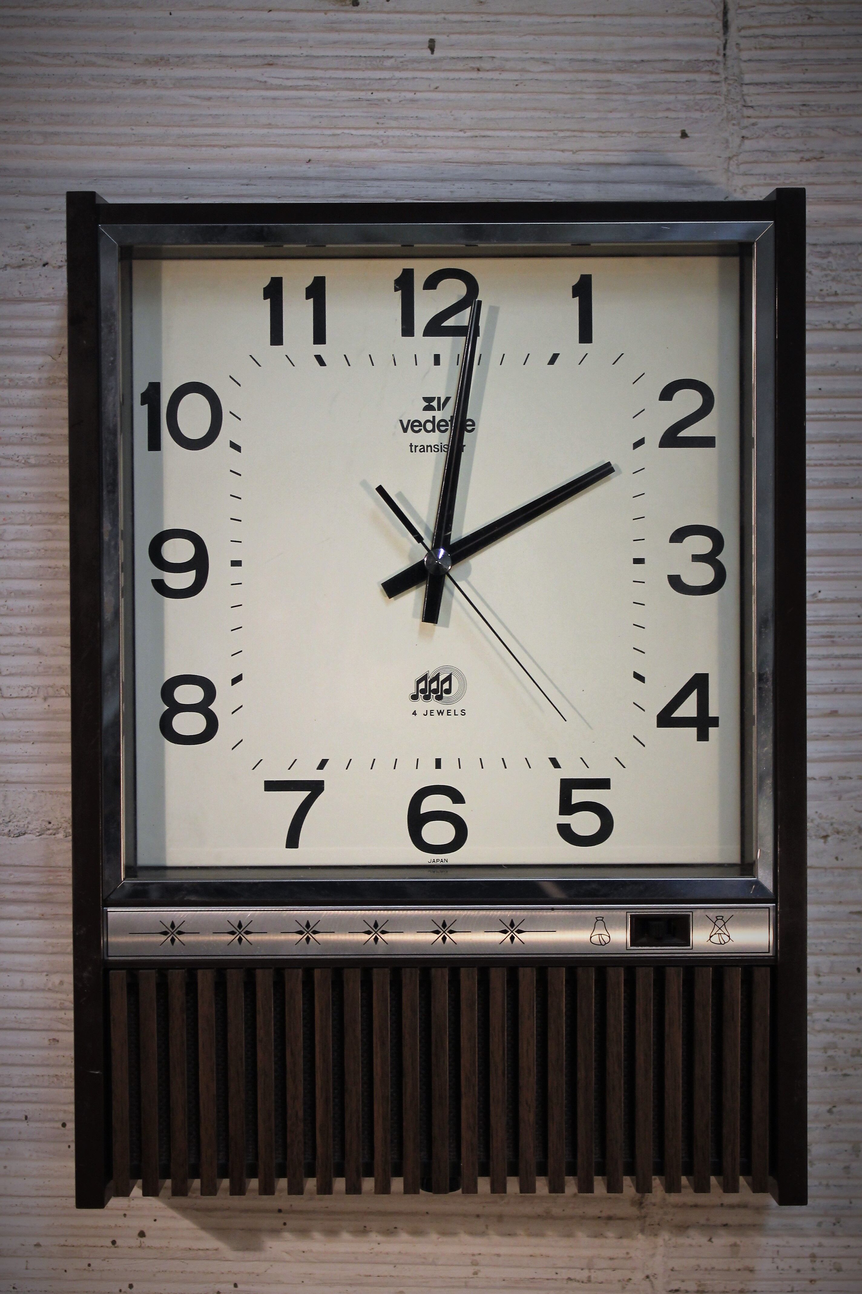 Wall clock features 4 Jewels 80s