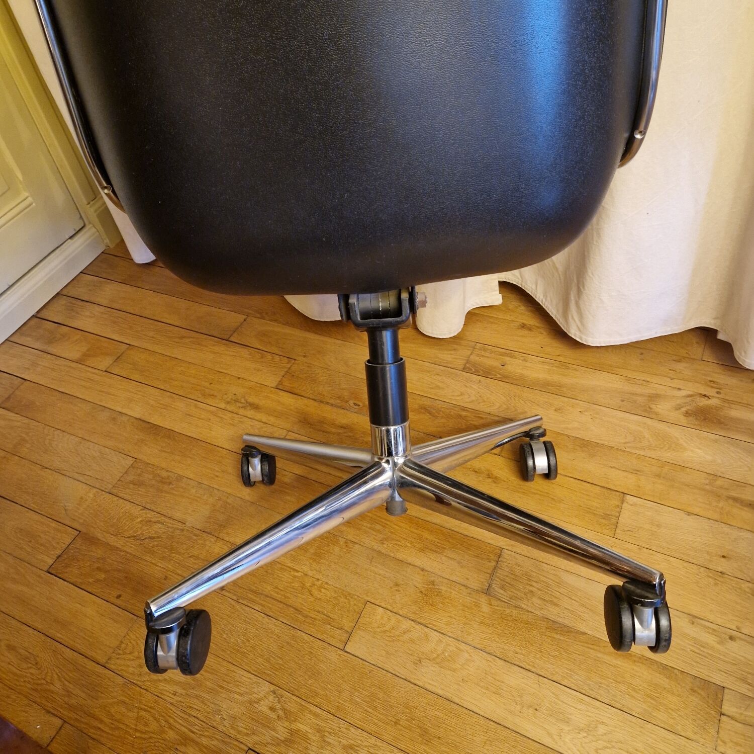 Charles Pollock leather office chair for Knoll