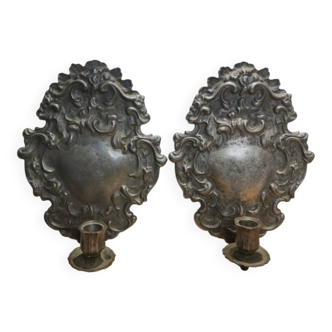 Appliques murales en forme de bougeoirs x2, métal patiné.