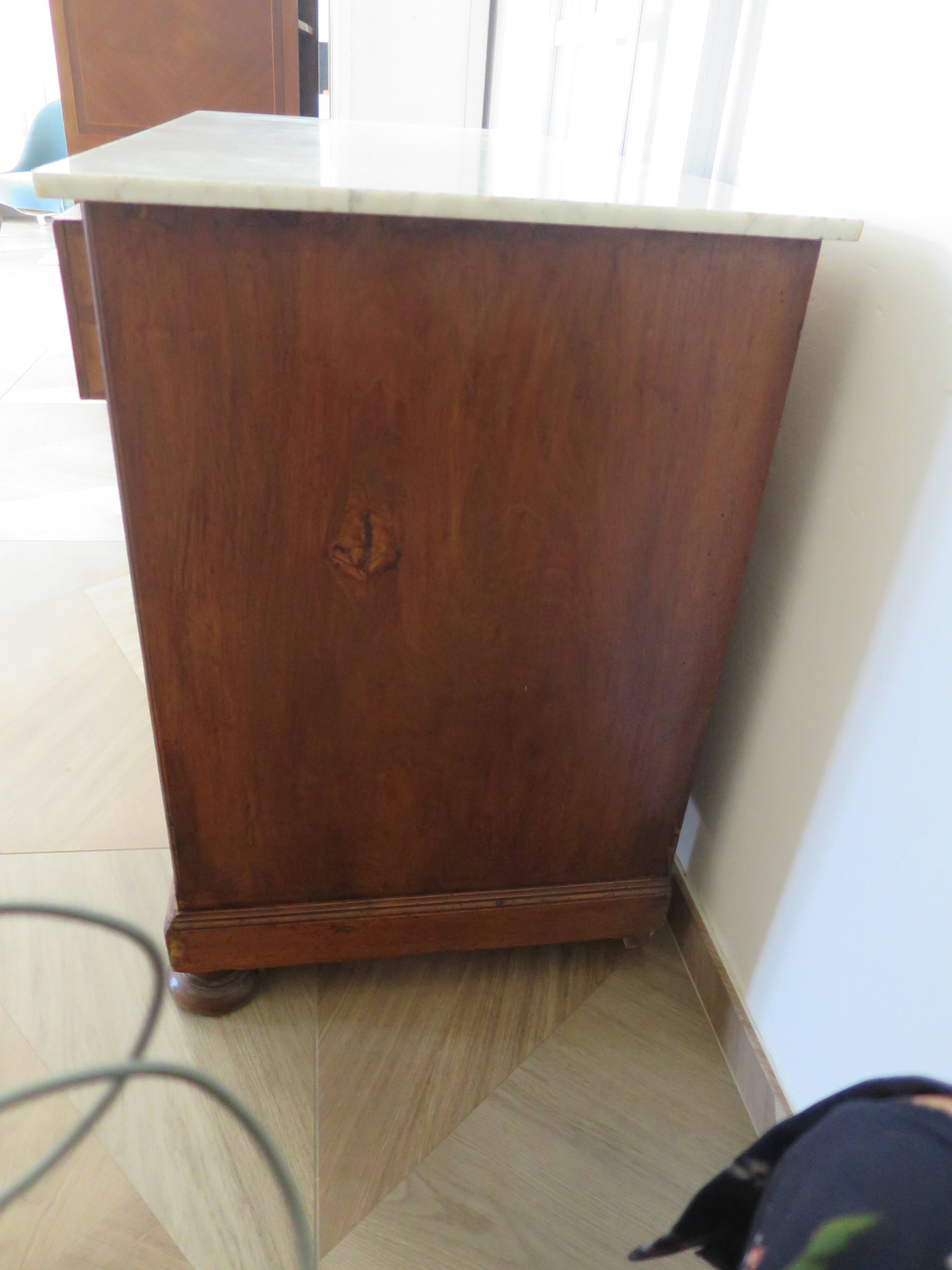 Louis Philippe style chest of drawers with 4 drawers in solid walnut and marble, 1900-1950.