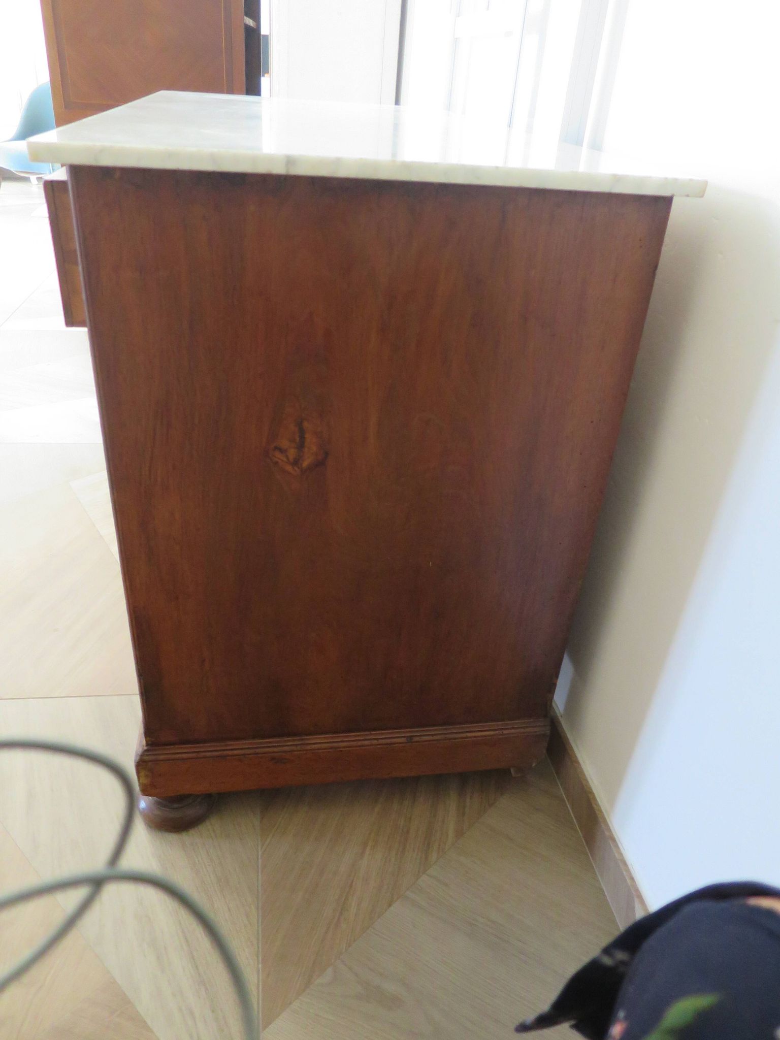 Louis Philippe style chest of drawers with 4 drawers in solid walnut and marble, 1900-1950.
