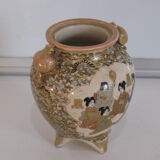 Tripod vase