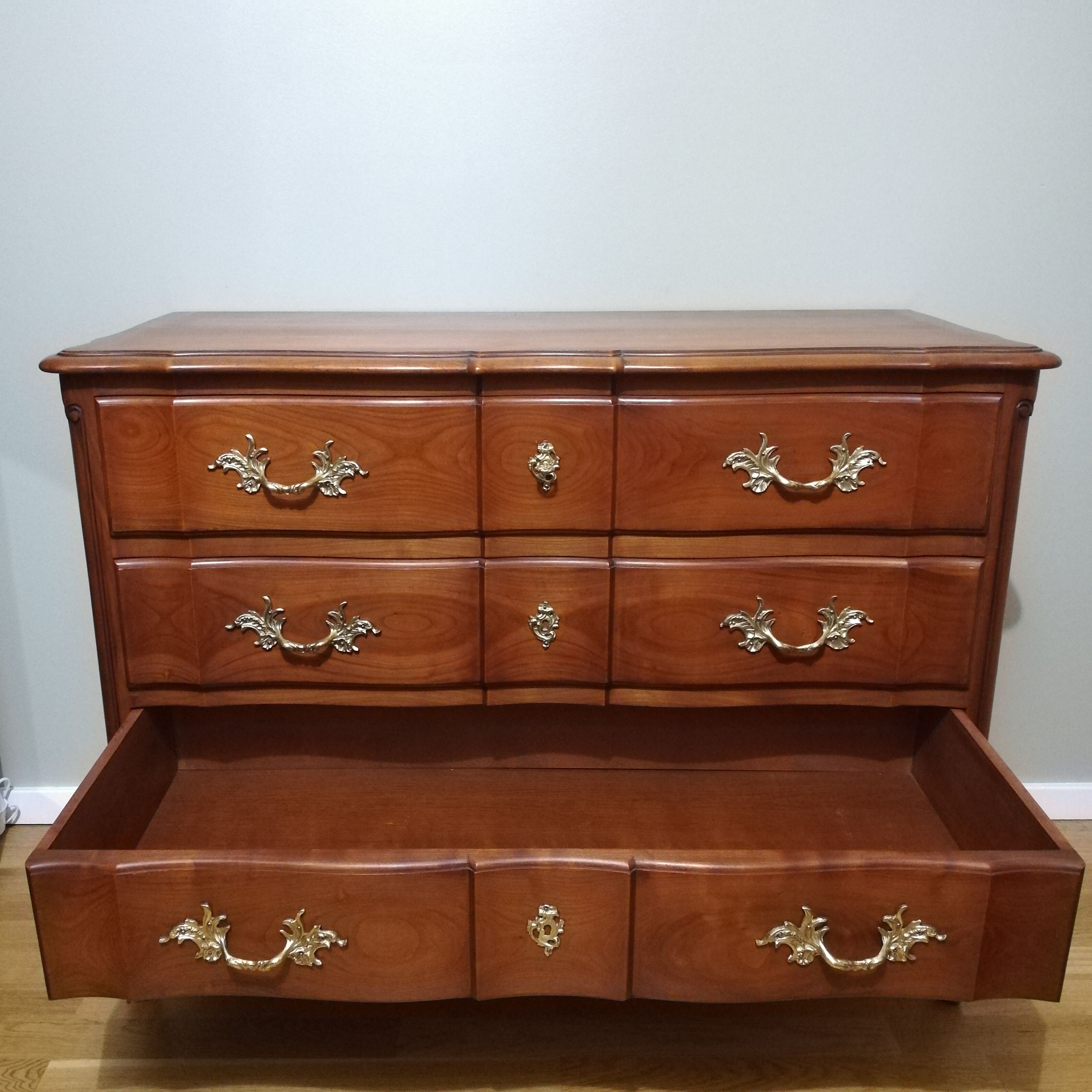 Commode arbalète trois tiroirs en merisier