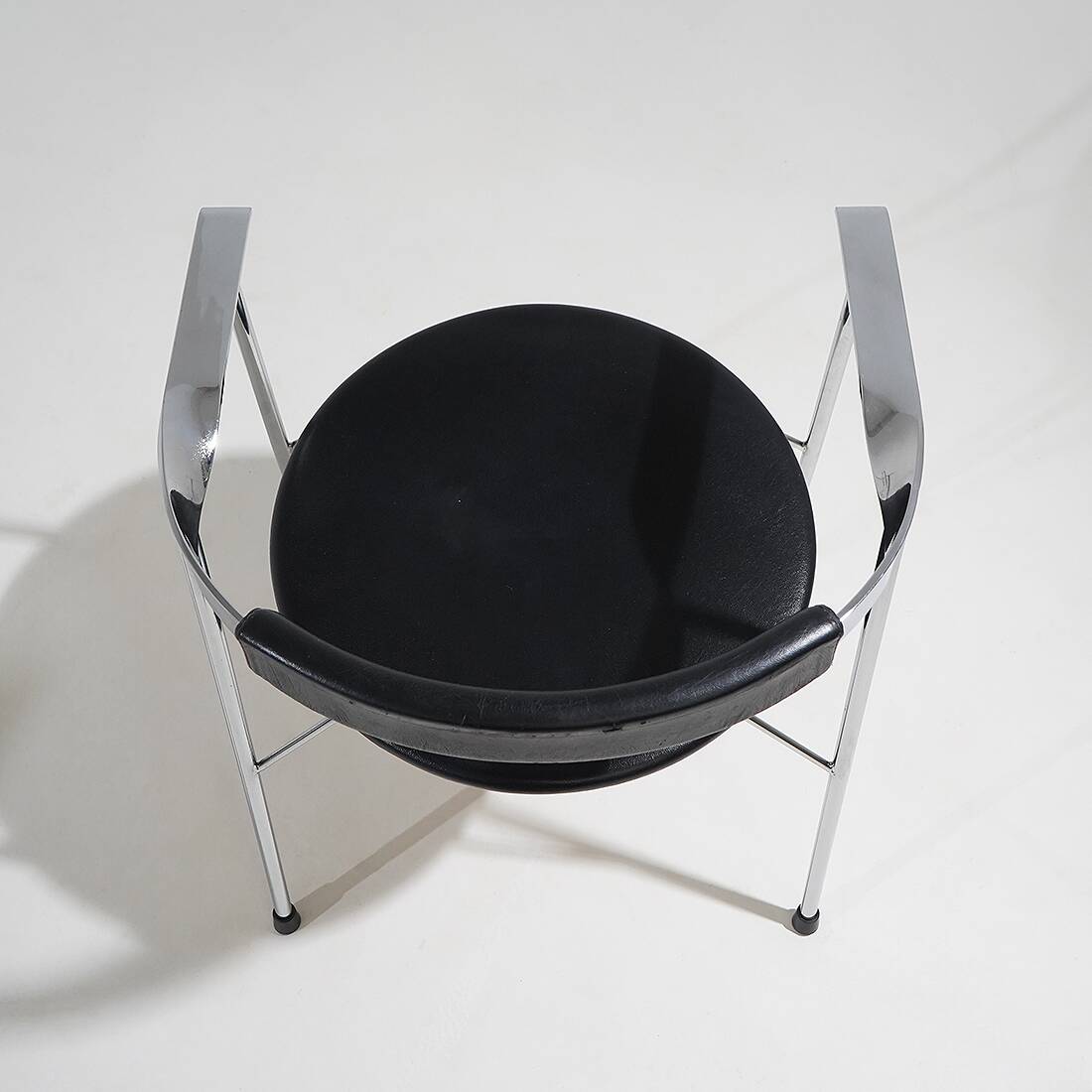 4 chaises en métal chromé et cuir noir, années 1980