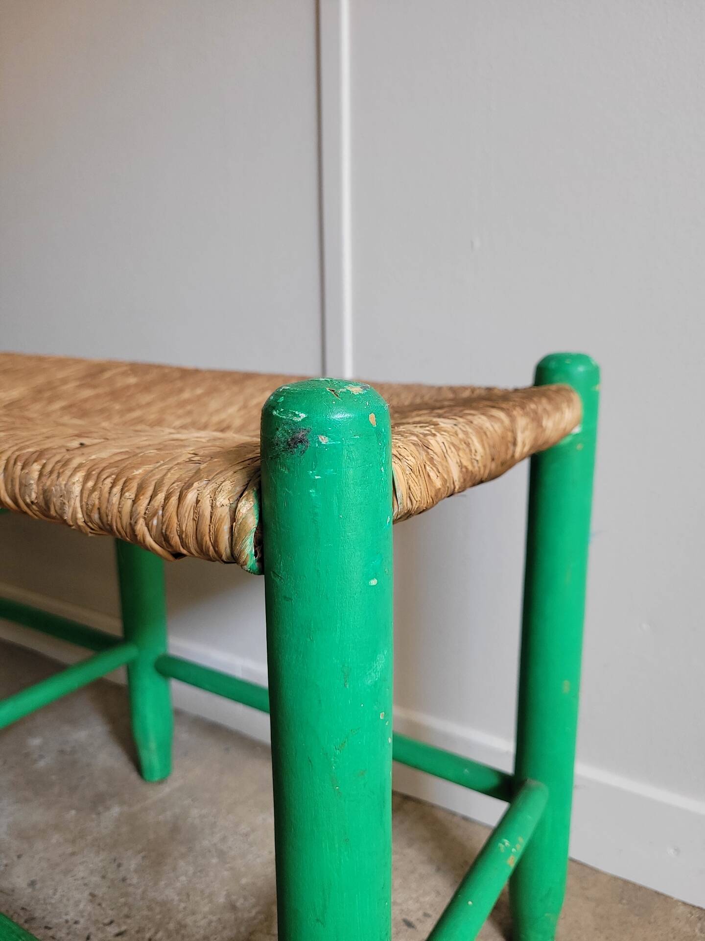 Banc en paille et bois ancien