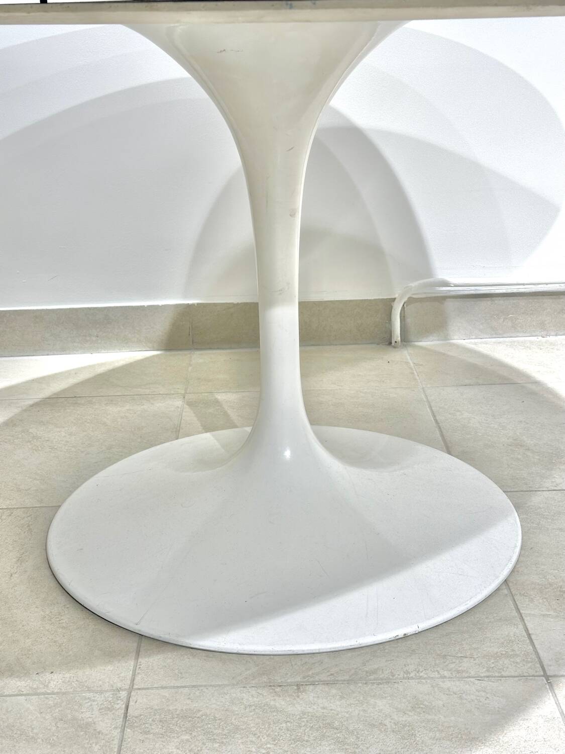 Knoll Tulip Table 137 cm in marble