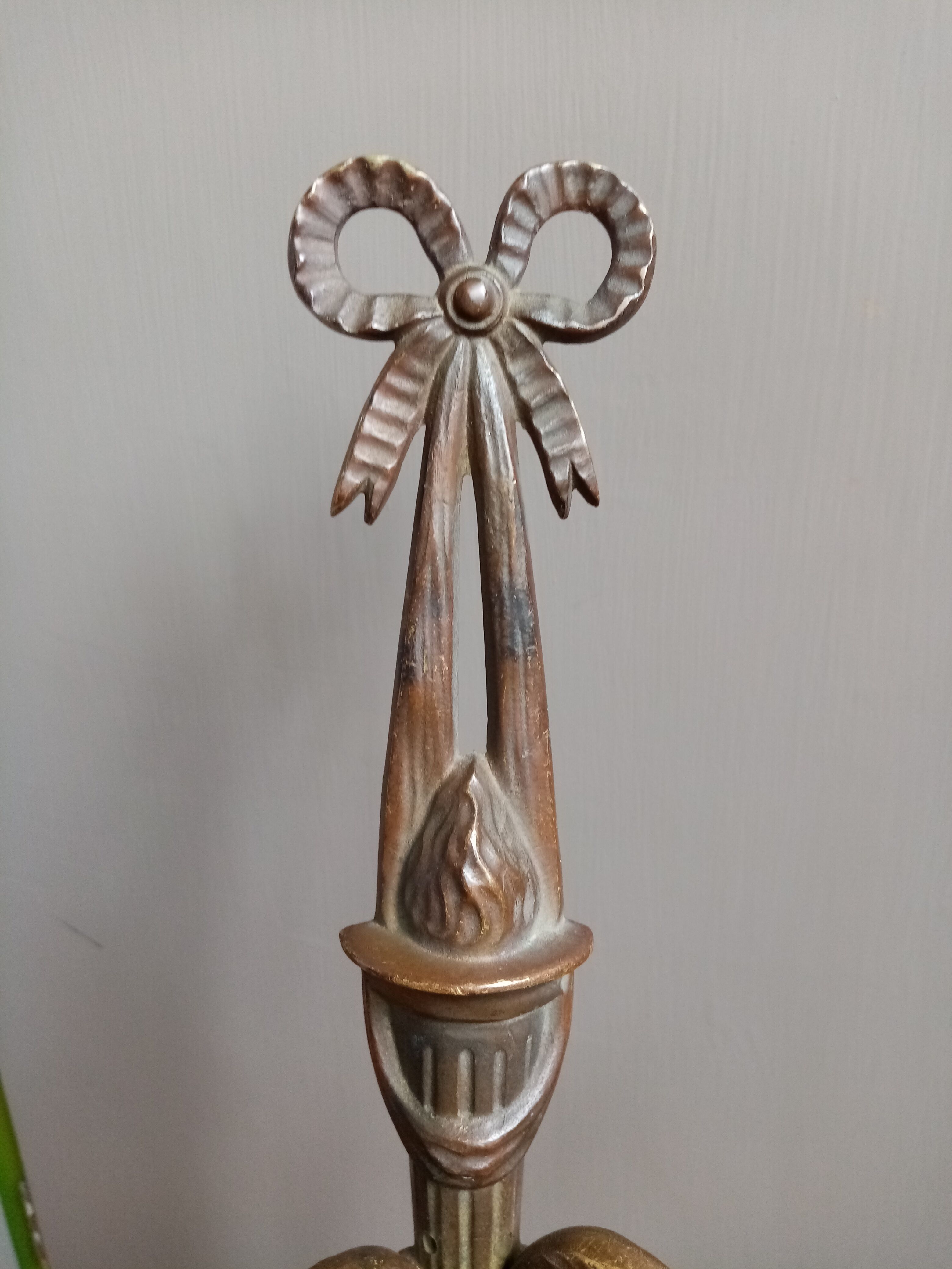 Patinated bronze wall lamp in louis XVI ribbon style