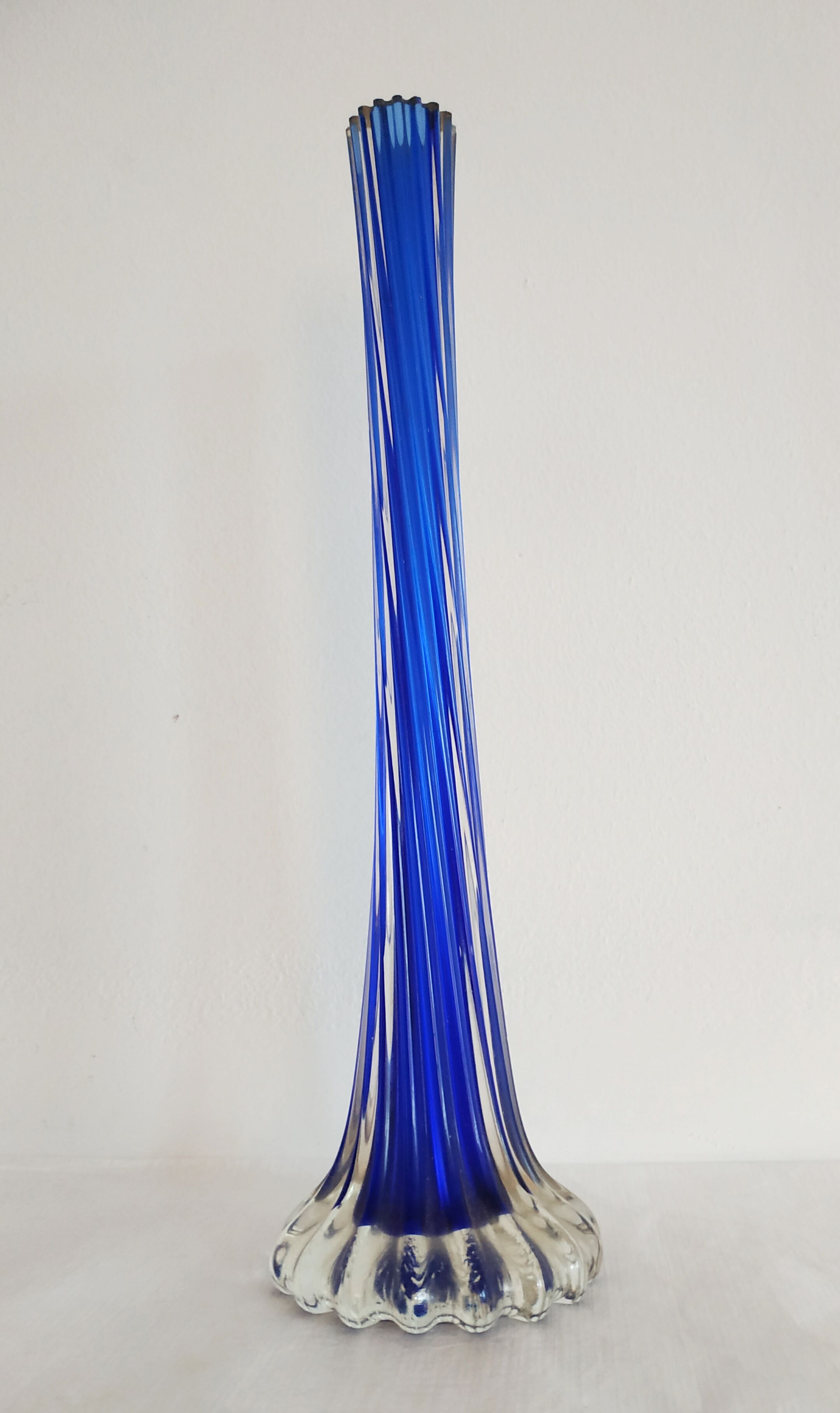 Soliflore in twisted blue glass