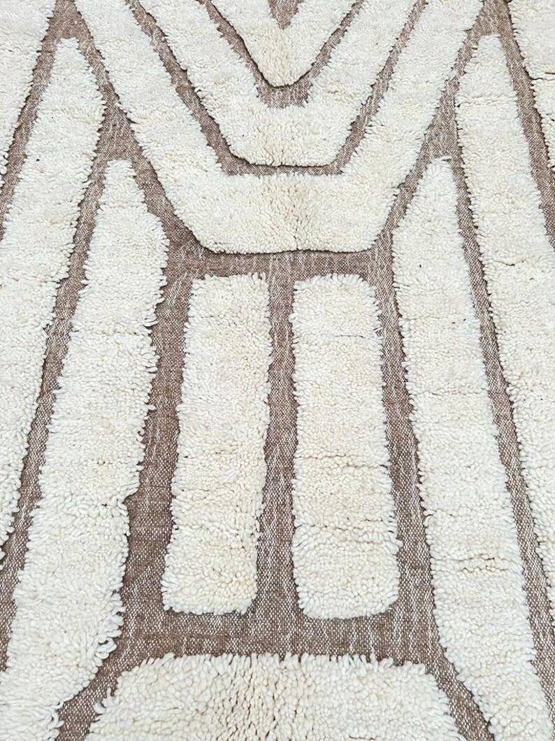 Ecru Moroccan rug with geometric patterns 280cm x 180cm
