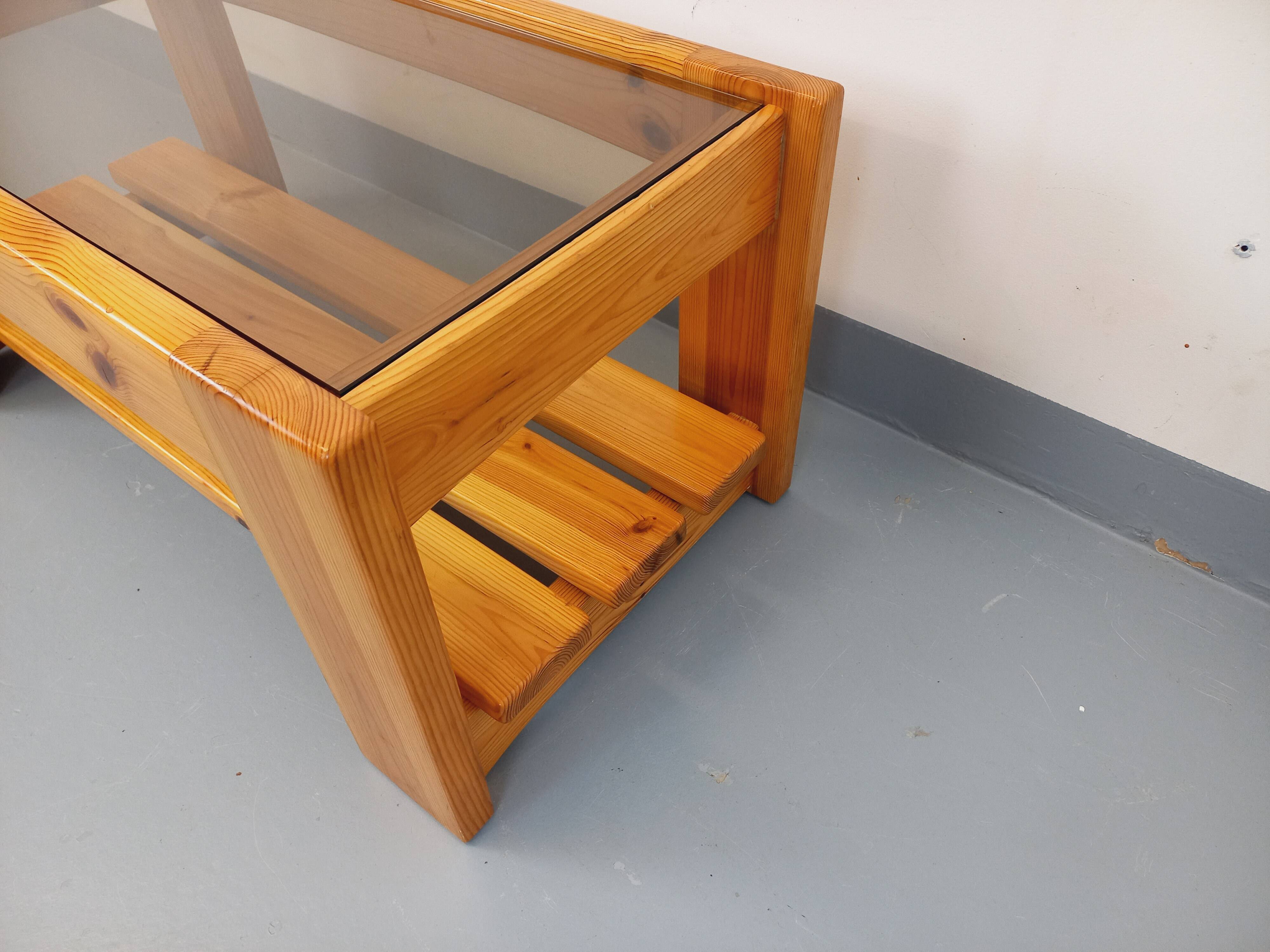 Table basse vintage en pin et verre fumé des années 70 80