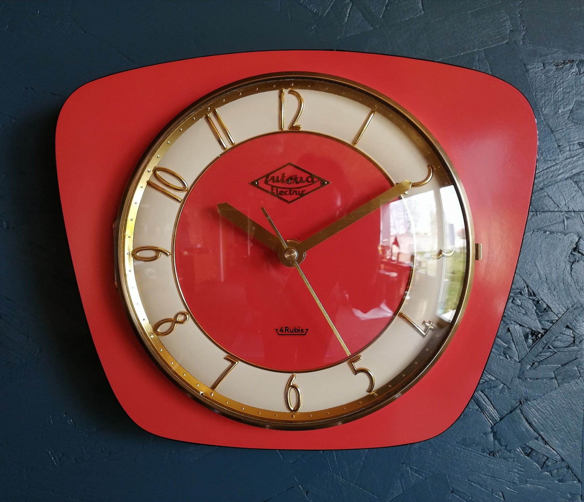Vintage formica silent wall clock "English red Lutetia"