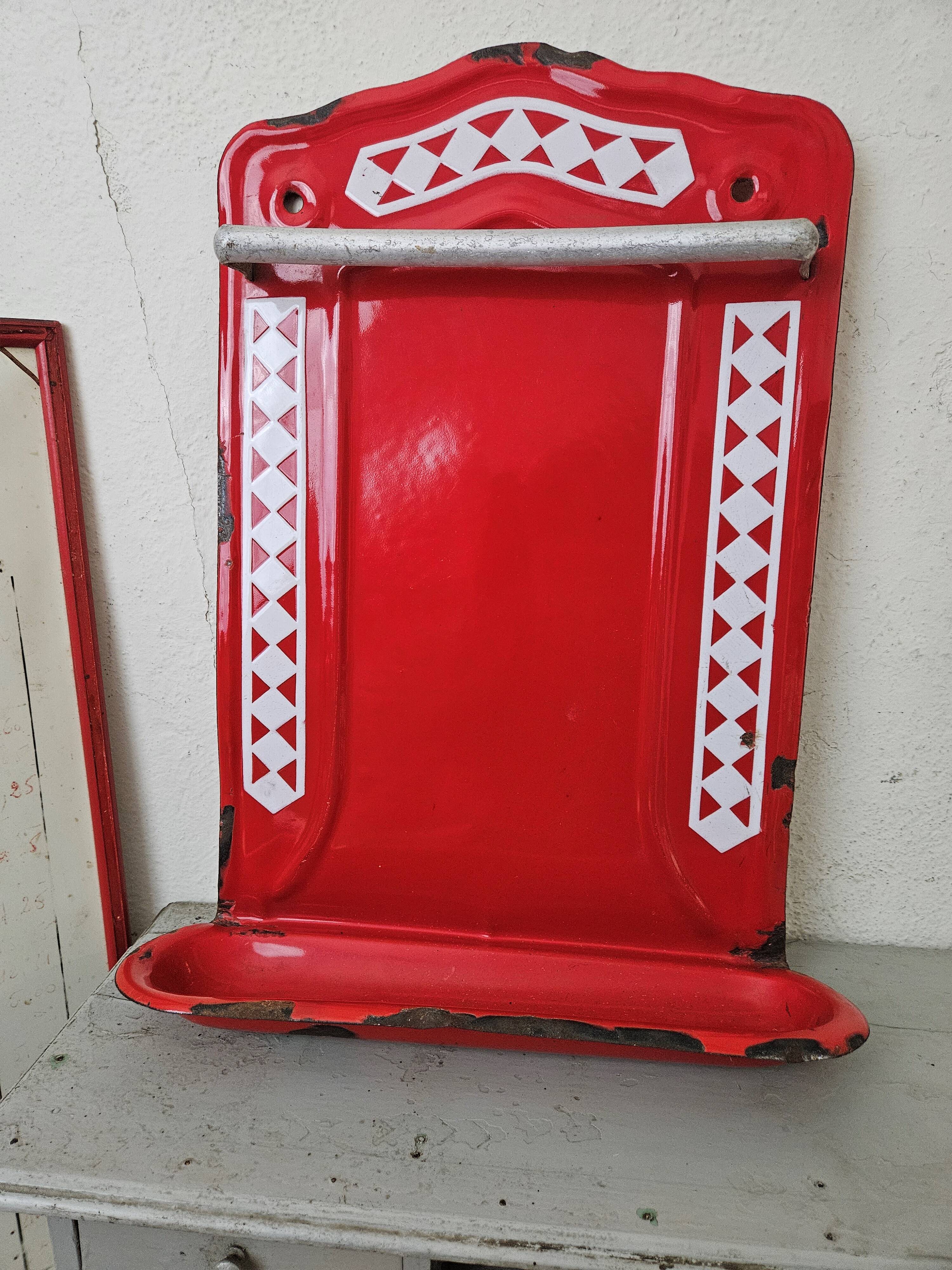 Kitchen utensil holder