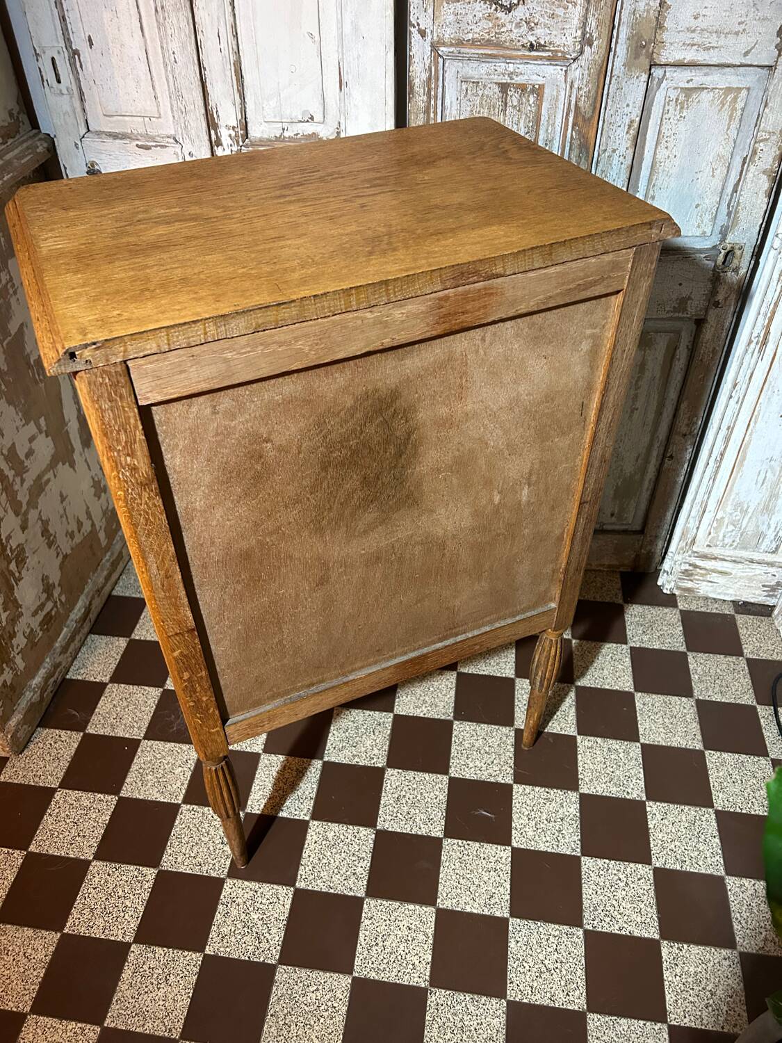 Small Art Deco chest of drawers with 3 drawers in light oak.