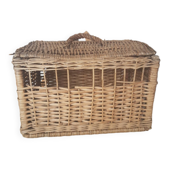 Market basket for transporting poultry, rabbits and cats with wicker lid