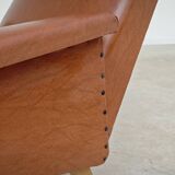 Fauteuil en simili cuir marron camel , France 1960