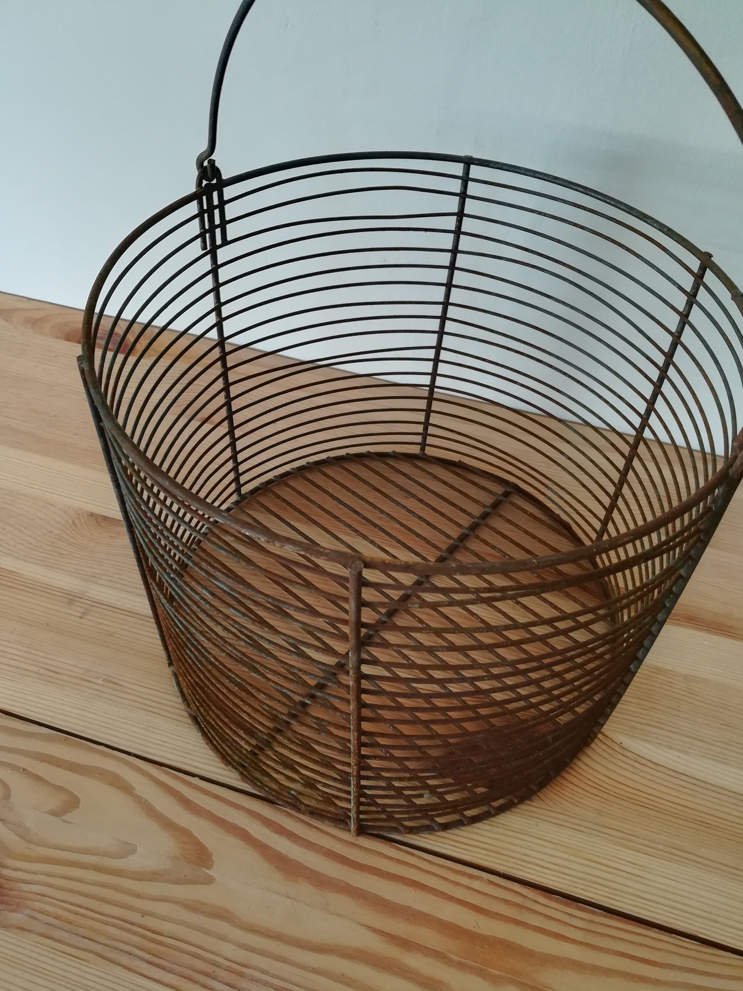 Round basket in vintage mesh metal