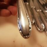 12 couteaux de table en métal argenté brillant 1950