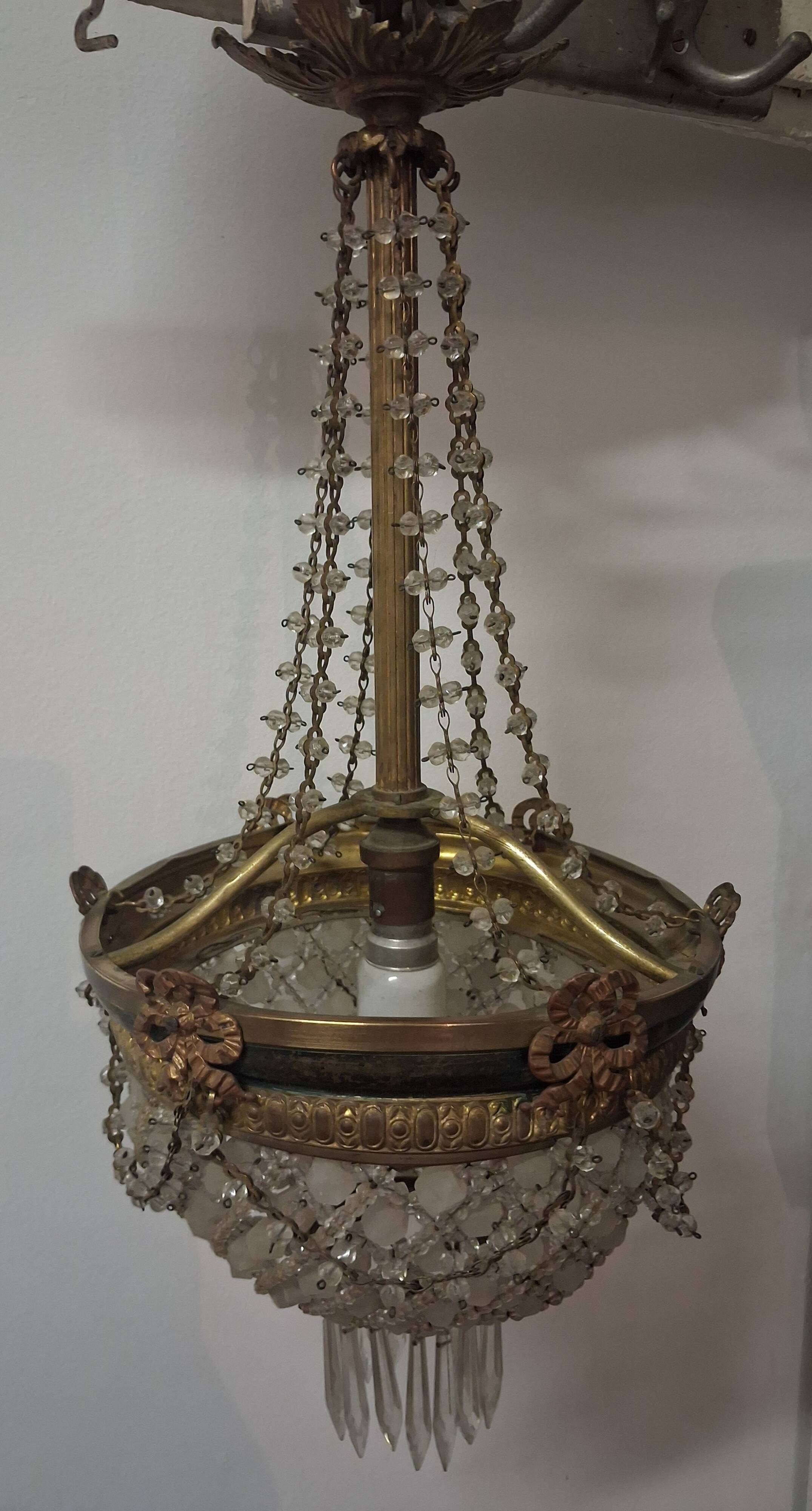Antique balloon chandelier with pendants, in brass and with mouldings.