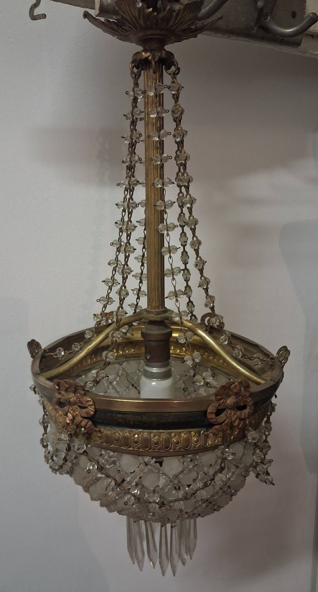 Antique balloon chandelier with pendants, in brass and with mouldings.
