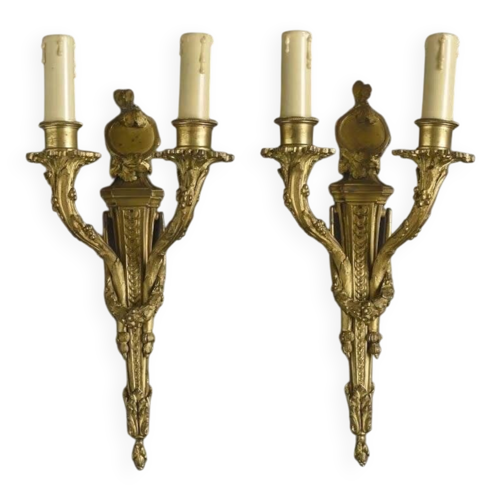 According to Jean-Charles Delafosse (1734-1791). Pair of bronze wall sconces.