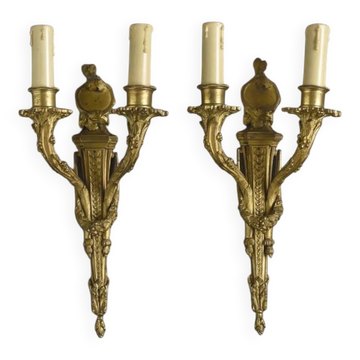 According to Jean-Charles Delafosse (1734-1791). Pair of bronze wall sconces.