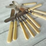 Silver-plated metal dessert cutlery in English Art Deco style