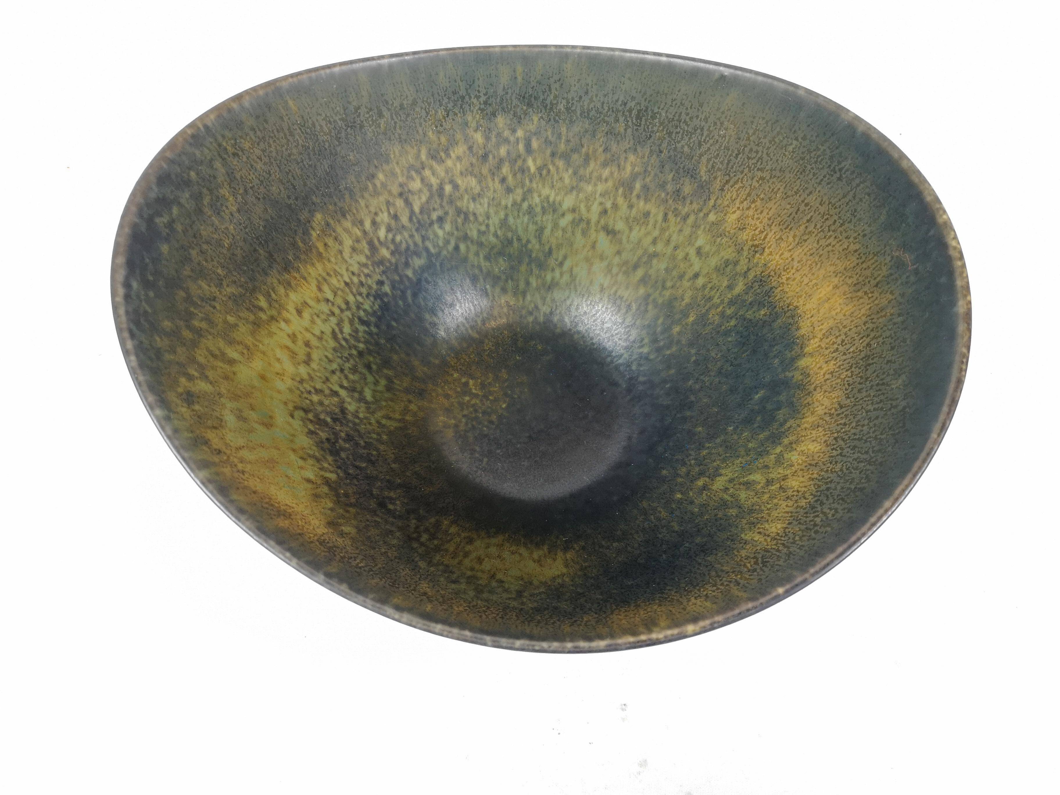 Large modern mid-century ceramic bowl Rörstrand AXK Gunnar Nylund, Sweden, 1950s.