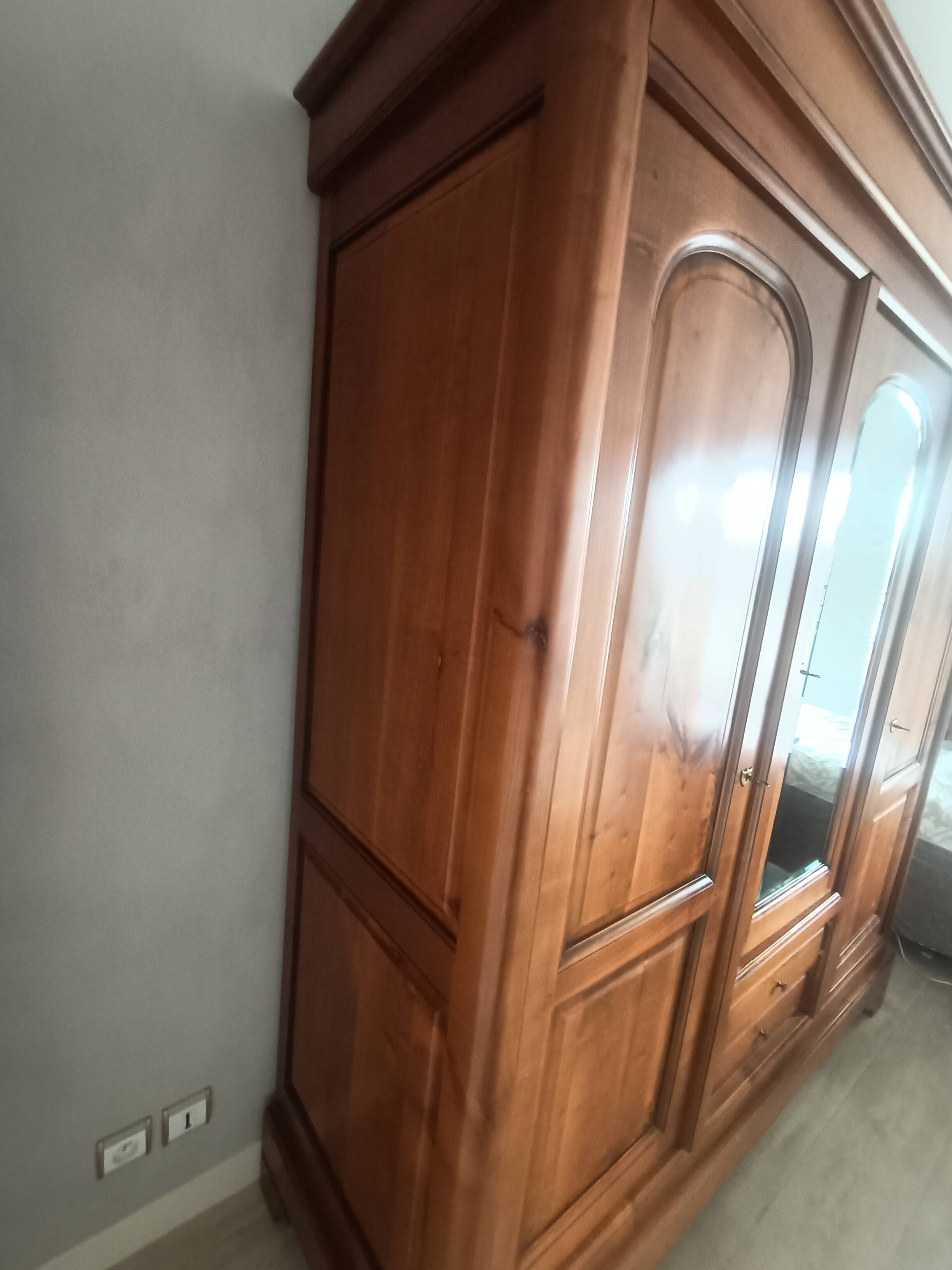Magnificent wardrobe in solid cherry and oak with 3 doors, beveled glass, two visible drawers