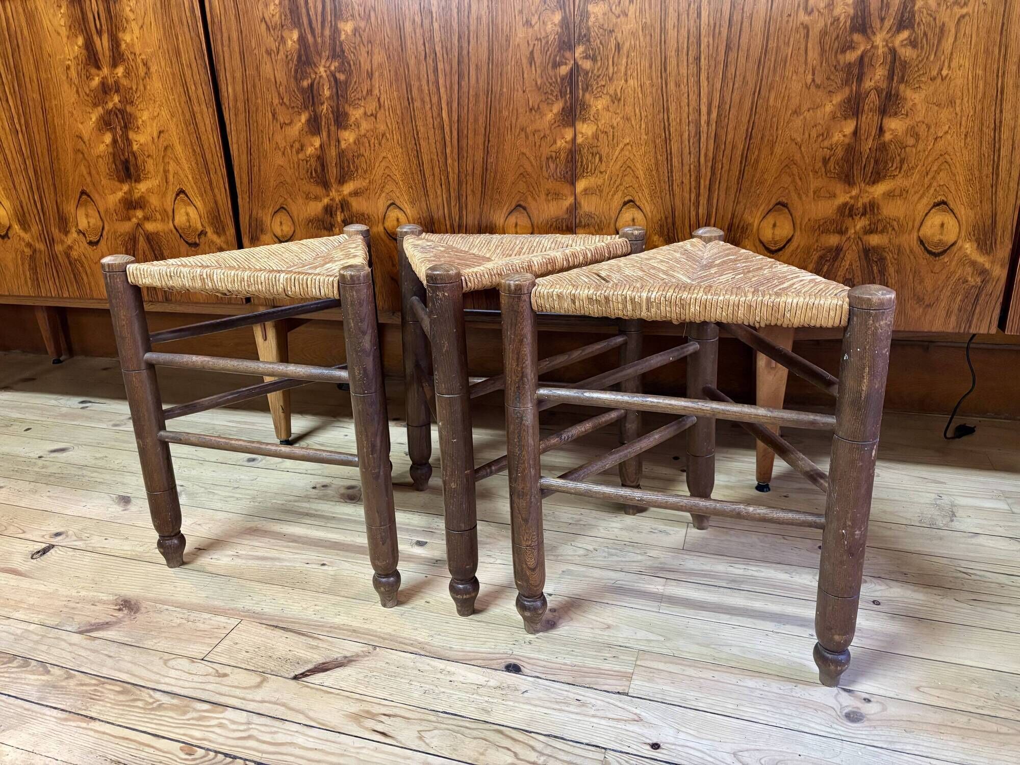 Série de 3 tabourets tripodes bois et paille