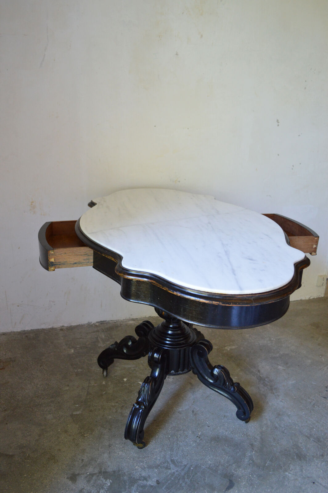 Table violon Napoléon III en bois noirci et marbre blanc, XIXe siècle