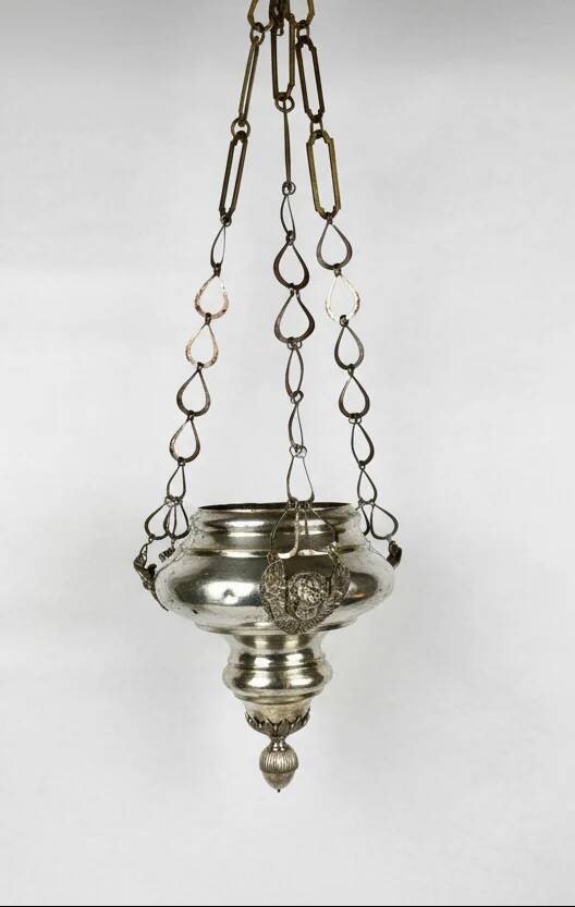 19th-century sanctuary chandelier in silver-plated brass, decorated with angels, 78 cm.