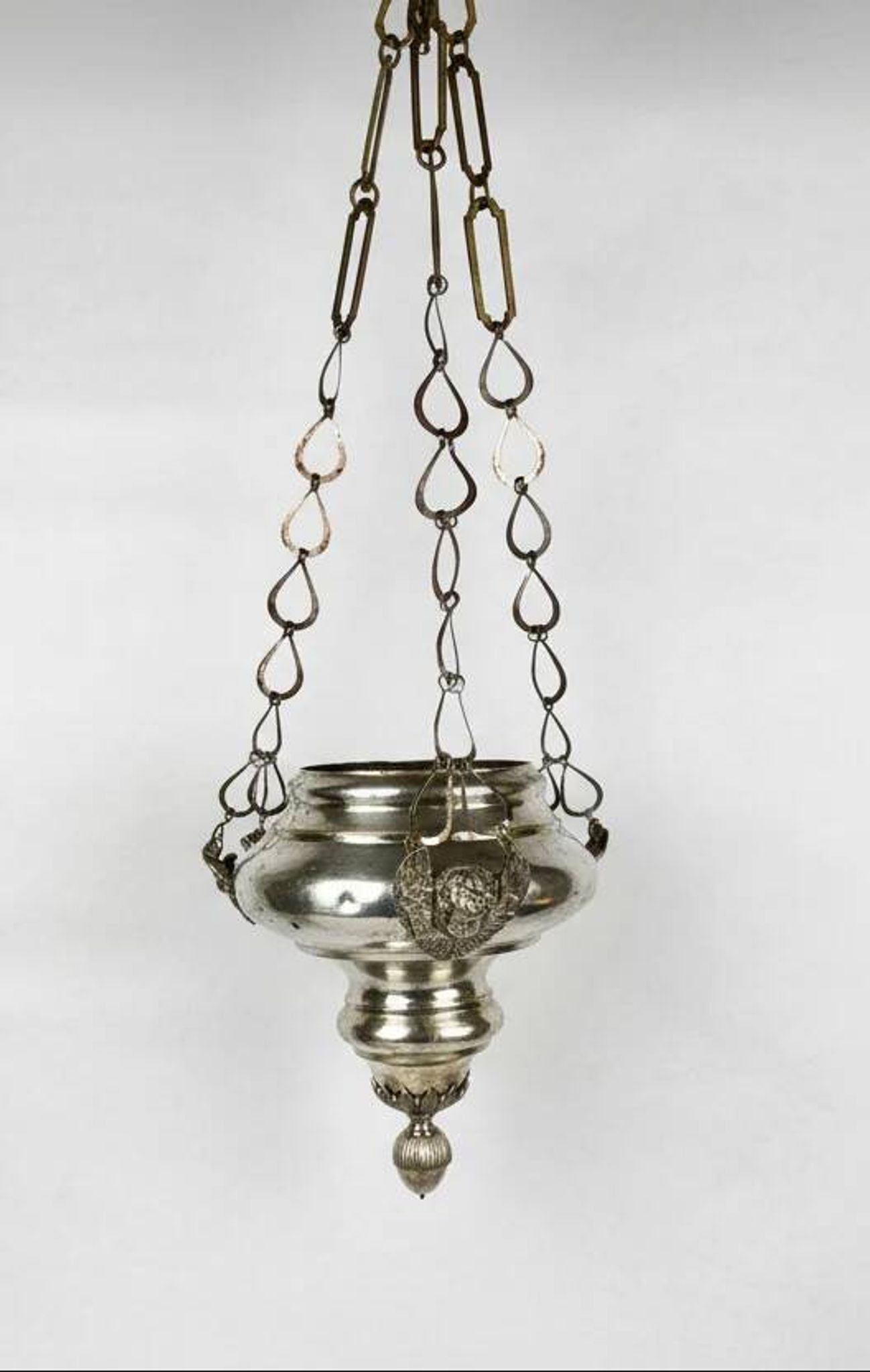19th-century sanctuary chandelier in silver-plated brass, decorated with angels, 78 cm.
