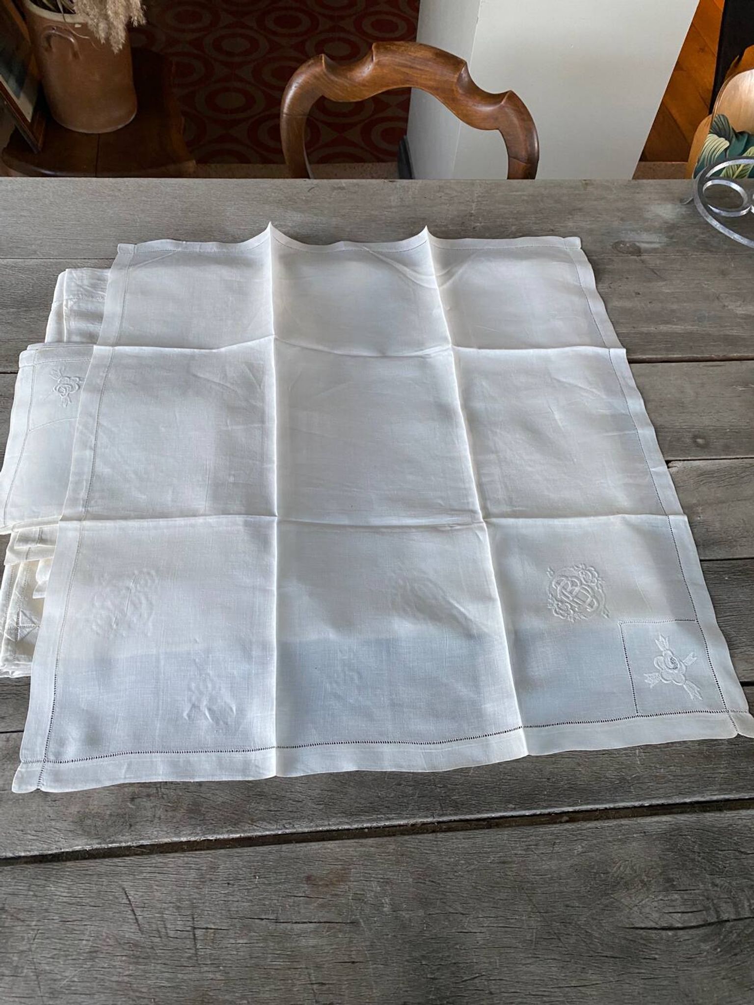 Nappe et 12 serviettes brodées et monogrammées