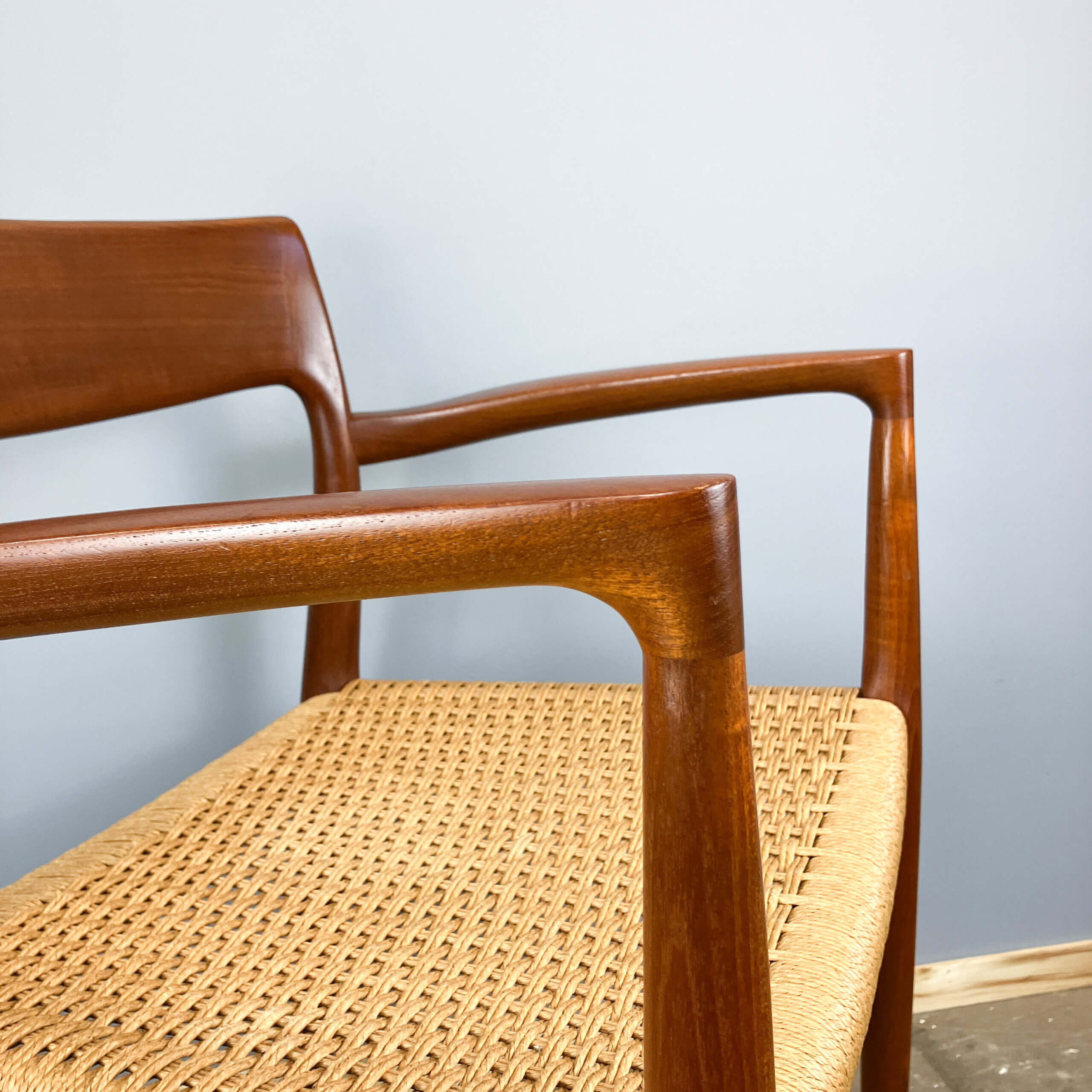 Fauteuil danois par Niels Otto Møller, teck et corde à papier, années 1960.