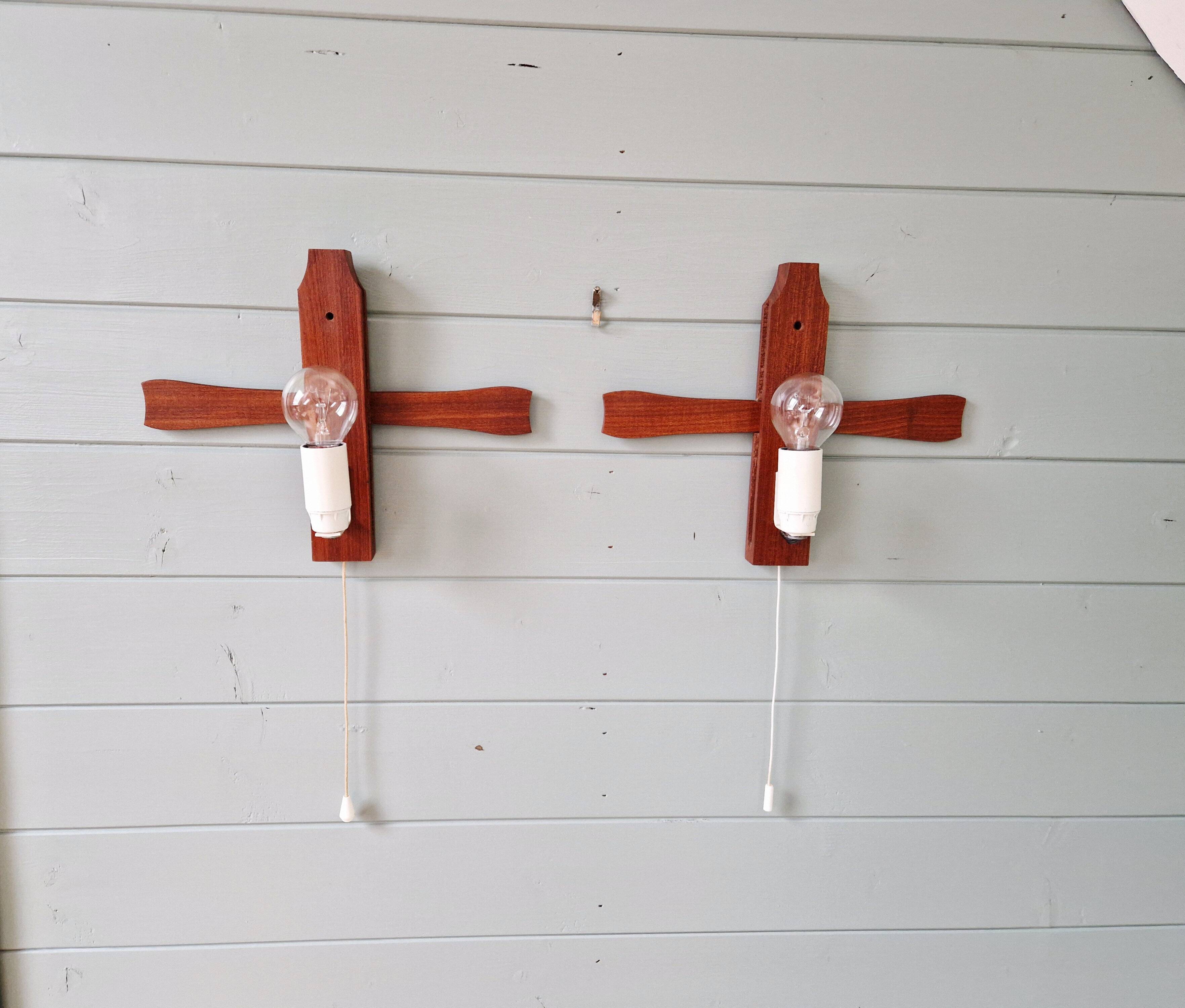 Pair of Scandinavian wall sconces in teak and plastic resin, 1960.