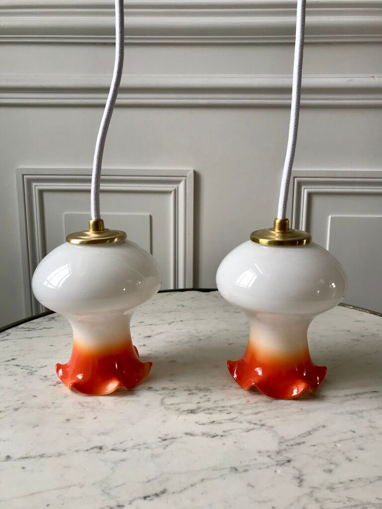 Pair of orange opaline tulips gradient white thread 70s